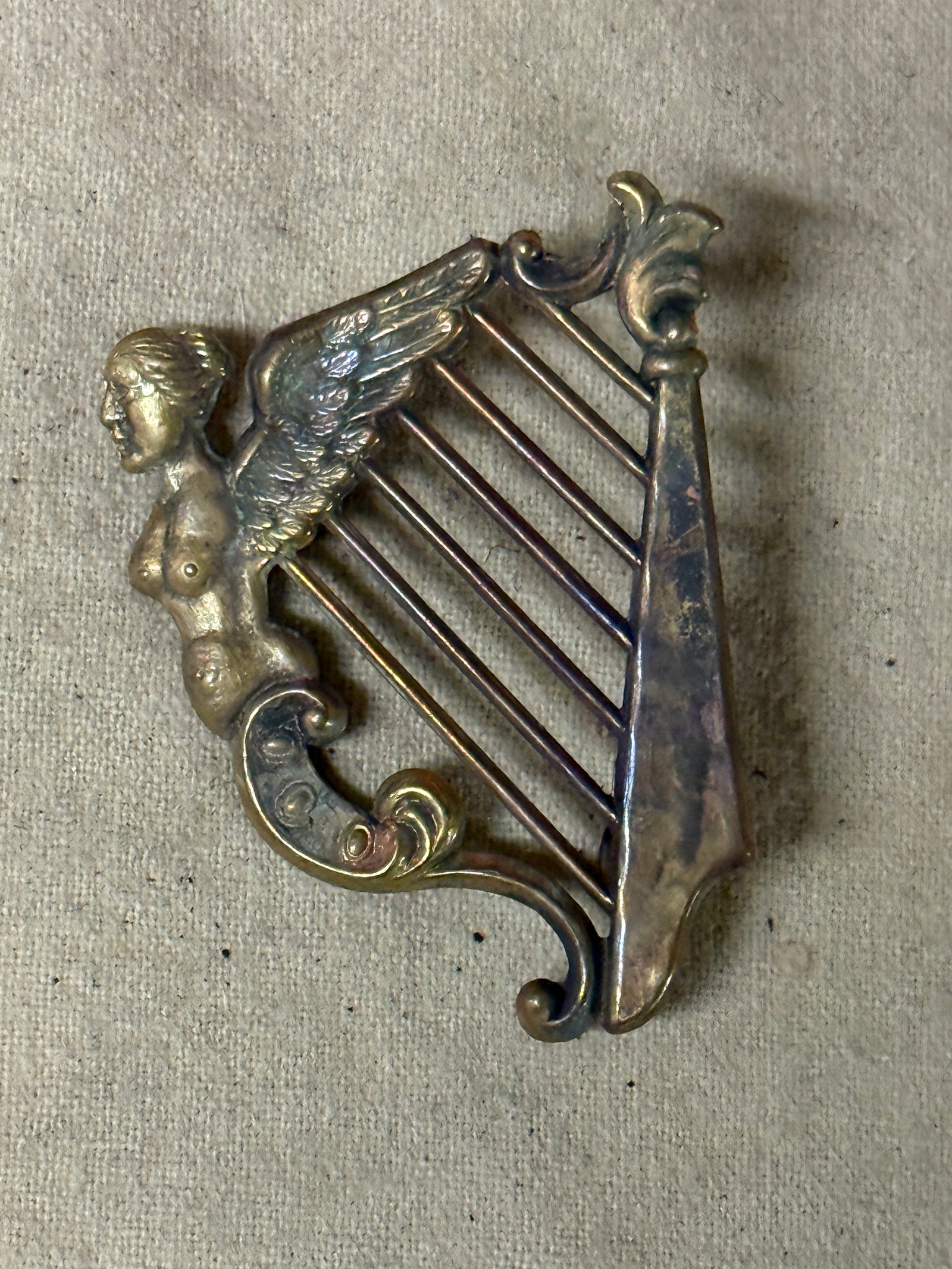 CIVIL WAR IRISH HARP HEADGEAR PLATE BADGE: CIVIL WAR IRISH HARP HEADGEAR PLATE BADGE. A VERY RARE FIND. SHOWS GOOD WEAR AND USE WITH A BEAUTIFUL OVERALL PATINA. HAS A GREAT LOOK TO IT WITH AN EXCELLENT OVERALL EYE APPEAL. PLEASE VIEW ALL DETAI