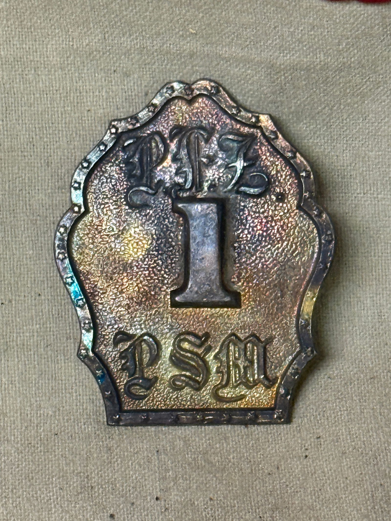 CIVIL WAR UNION PENNSYLVANIA FIRE ZOUAVES HEADGEAR BADGE INSIGNIA: CIVIL WAR UNION PENNSYLVANIA FIRE ZOUAVES HEADGEAR BADGE INSIGNIA. A VERY RARE FIND. SHOWS GOOD WEAR AND USE WITH A BEAUTIFUL OVERALL PATINA. HAS A GREAT LOOK TO IT WITH AN EXCELLENT OVERALL EYE APPEA