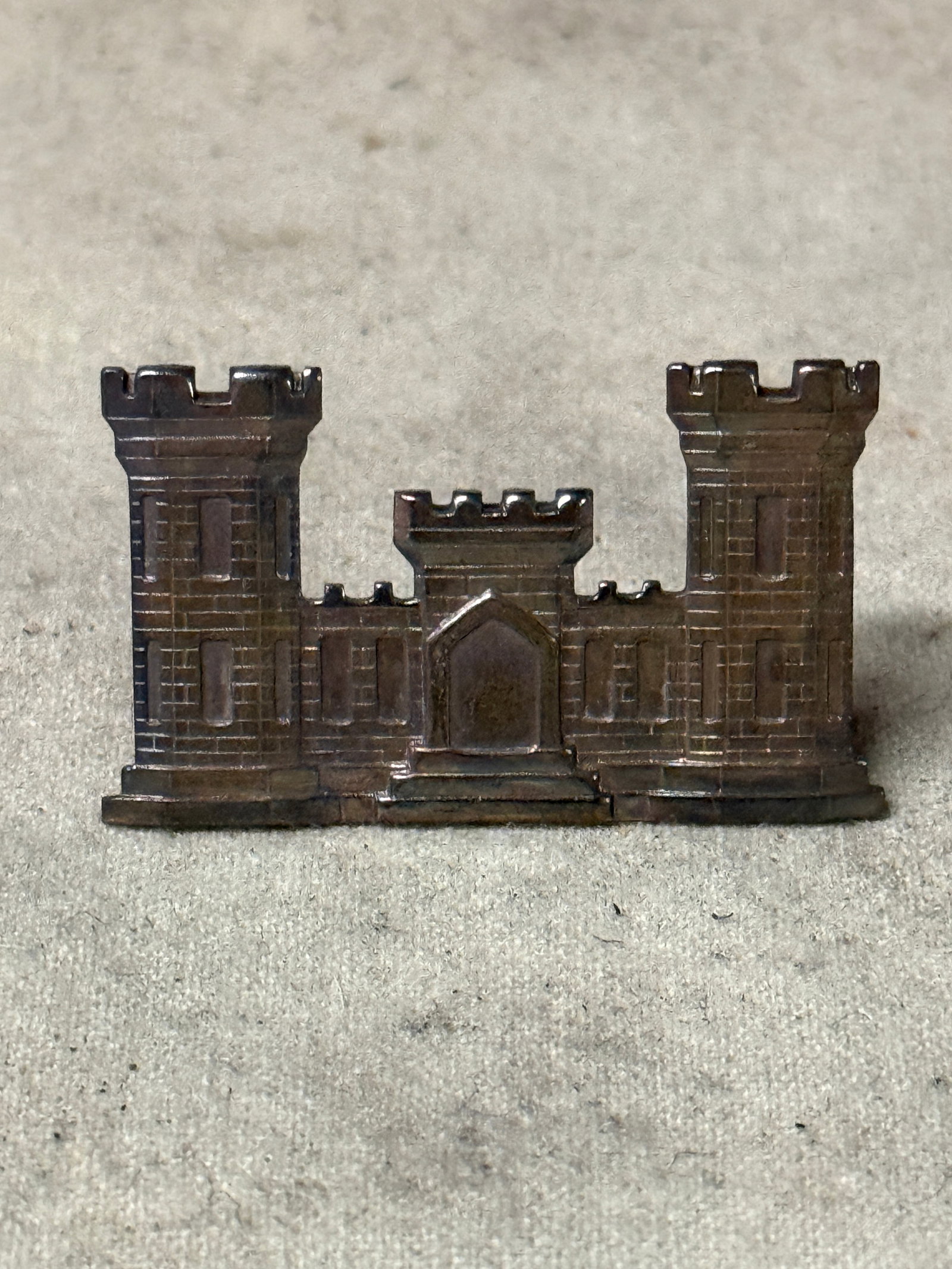 RARE CIVIL WAR ENGINEERING CORPS ENGINEER'S HEADGEAR BADGE INSIGNIA: RARE CIVIL WAR ENGINEERING CORPS ENGINEER'S HEADGEAR BADGE INSIGNIA. A VERY RARE FIND. SHOWS GOOD WEAR AND USE WITH A BEAUTIFUL OVERALL PATINA. HAS A GREAT LOOK TO IT WITH AN EXCELLENT OVERALL EYE APP