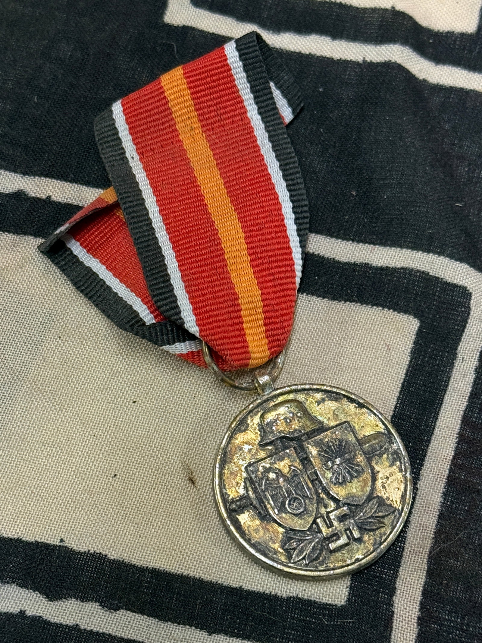 WW2 German BRAVERY & COMMEMORATIVE MEDAL OF THE SPANISH BLUE DIVISION, 1941: WW2 German BRAVERY & COMMEMORATIVE MEDAL OF THE SPANISH BLUE DIVISION, 1941. With the collapse of France in June 1940 Hitler appealed to Spain’s Generalissimo Francisco Franco to ally with the Axis 