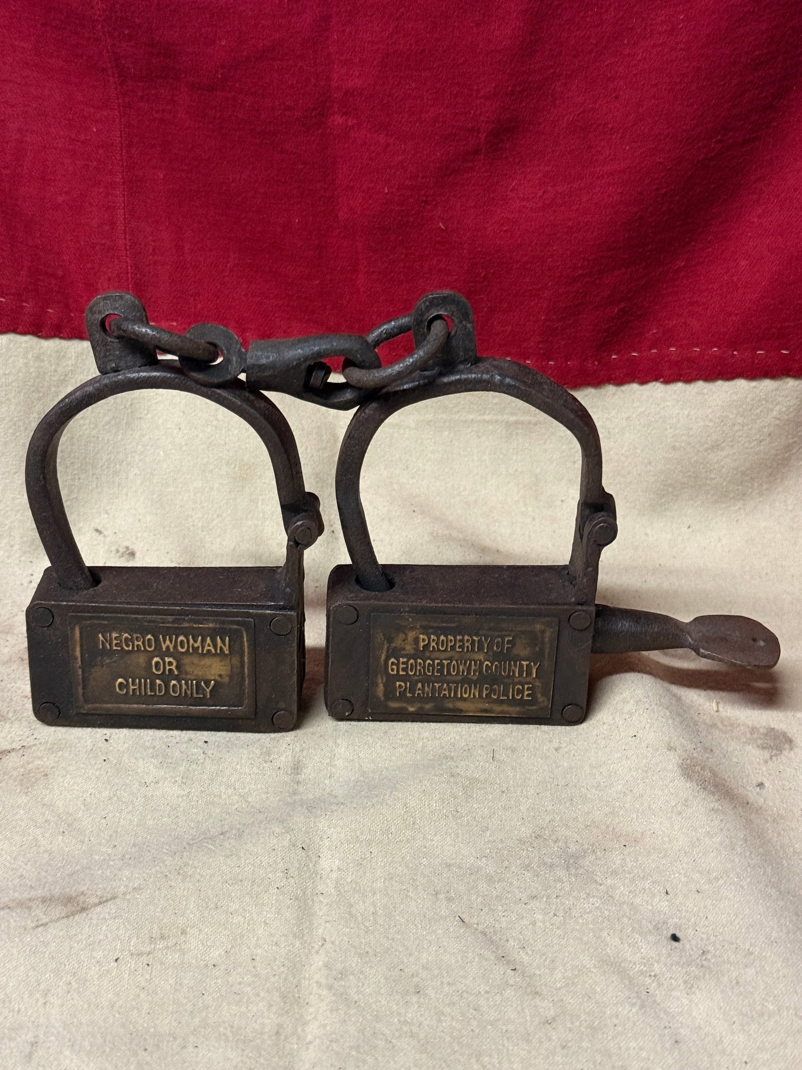 CIVIL WAR GEORGETOWN COUNTY PLANTATION POLICE SLAVE SERVANT SHACKLES CUFFS: CIVIL WAR GEORGETOWN COUNTY PLANTATION POLICE SLAVE SERVANT SHACKLES CUFFS. A VERY RARE EXAMPLE THAT ARE IN MINT SHAPE AND CONDITION WITH A BEAUTIFUL PATINA THROUGHOUT. SHOWS GOOD WEAR AND USE. PLEASE