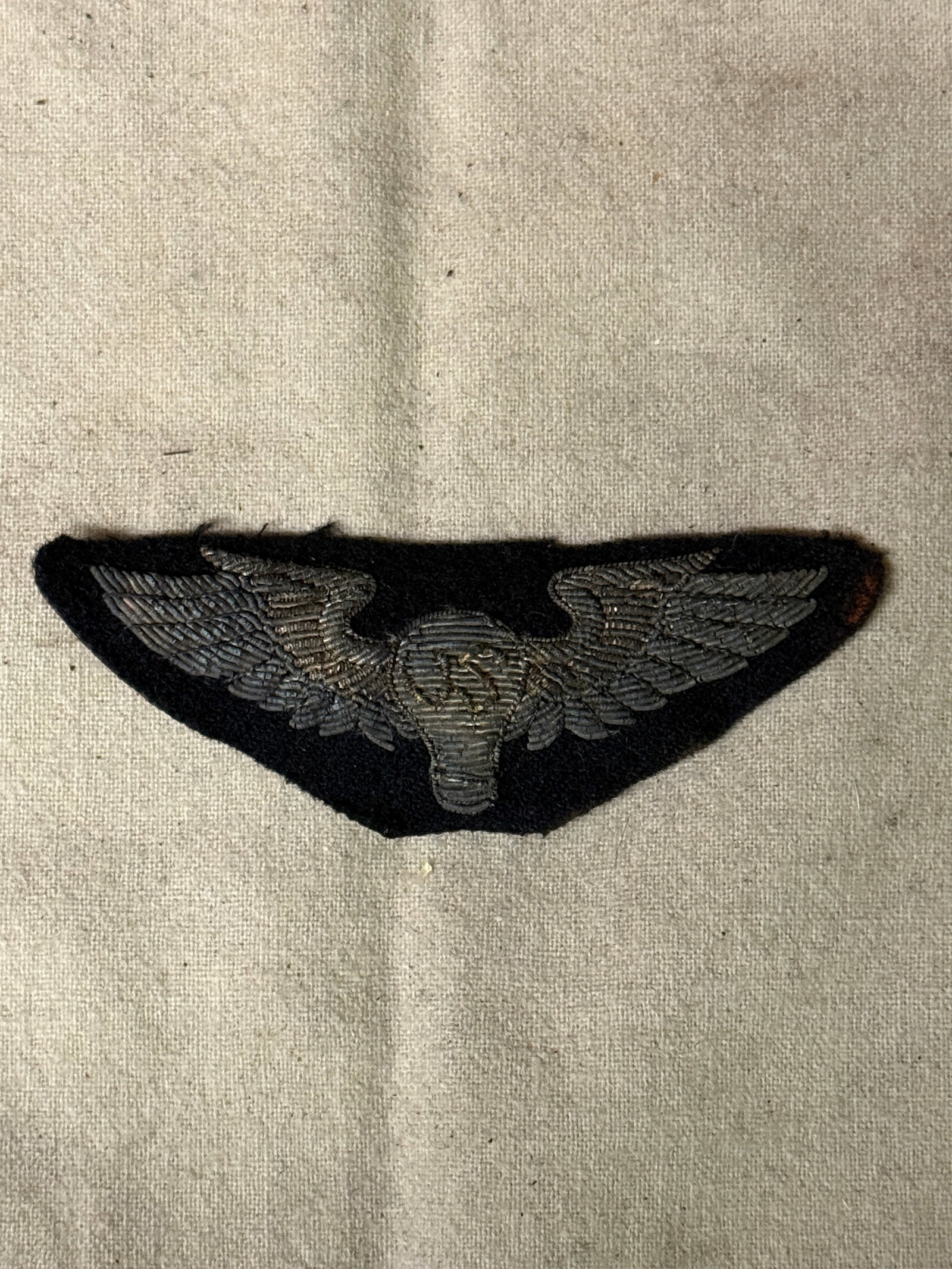 RARE WW1 U.S. BALLOON TROOPS BULLION WINGS: RARE WW1 U.S. BALLOON TROOPS BULLION WINGS. A RARE FIND. SHOWS GOOD WEAR AND USE WITH A BEAUTIFUL OVERALL PATINA. HAS A GREAT LOOK TO IT WITH AN ECELLENT OVERALL EYE APPEAL. PLEASE VIEW ALL DETAILED P