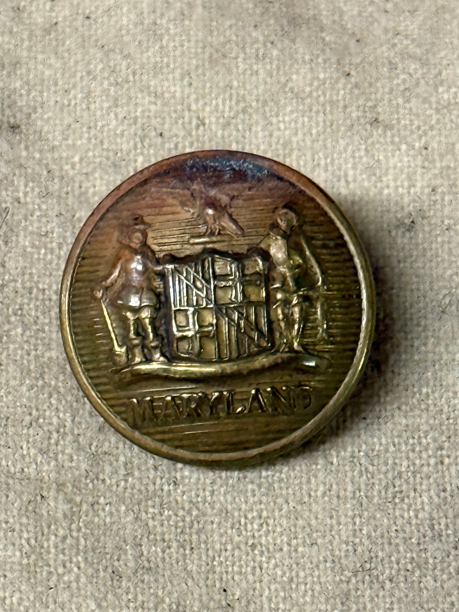 CIVIL WAR CONFEDERATE CSA MARYLAND STATE OFFICER COAT BUTTON: CIVIL WAR CONFEDERATE CSA MARYLAND STATE OFFICER COAT BUTTON. A RARE FIND. SHOWS GOOD WEAR AND USE WITH A BEAUTIFUL OVERALL PATINA. HAS A GREAT LOOK TO IT WITH AN ECELLENT OVERALL EYE APPEAL. PLEASE V