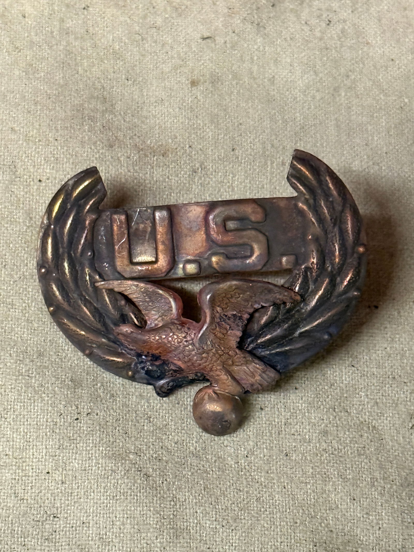 CIVIL WAR UNION U.S. MILITIA HEADGEAR BADGE INSIGNIA: CIVIL WAR UNION U.S. MILITIA HEADGEAR BADGE INSIGNIA. A RARE FIND. SHOWS GOOD WEAR AND USE WITH A BEAUTIFUL OVERALL PATINA. HAS A GREAT LOOK TO IT WITH AN ECELLENT OVERALL EYE APPEAL. PLEASE VIEW ALL