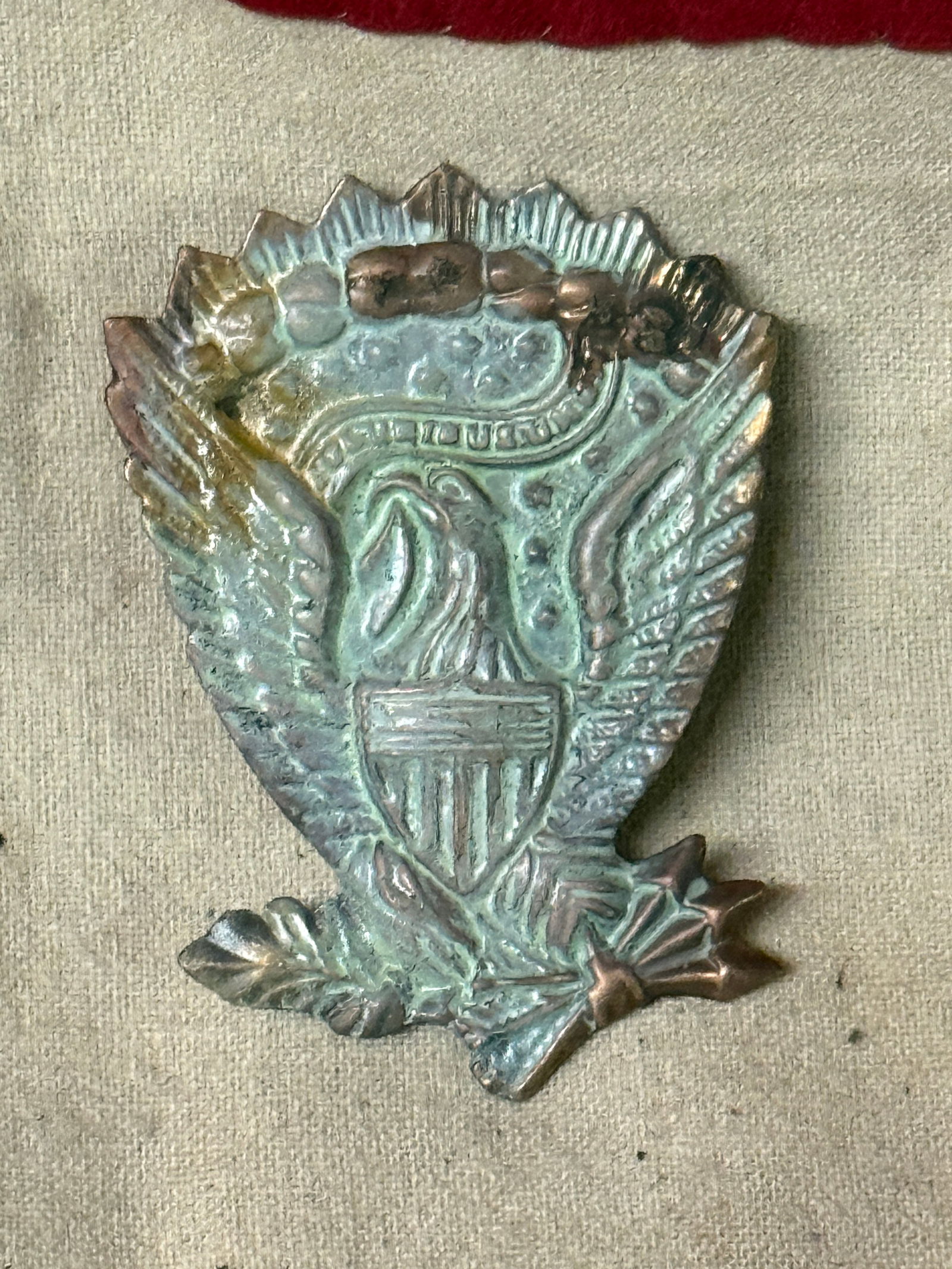 CIVIL WAR UNION U.S. HARDEE HAT SIDE EAGLE PLATE: CIVIL WAR UNION U.S. HARDEE HAT SIDE EAGLE PLATE. A RARE FIND. SHOWS GOOD WEAR AND USE WITH A BEAUTIFUL OVERALL PATINA. HAS A GREAT LOOK TO IT WITH AN ECELLENT OVERALL EYE APPEAL. PLEASE VIEW ALL DETA