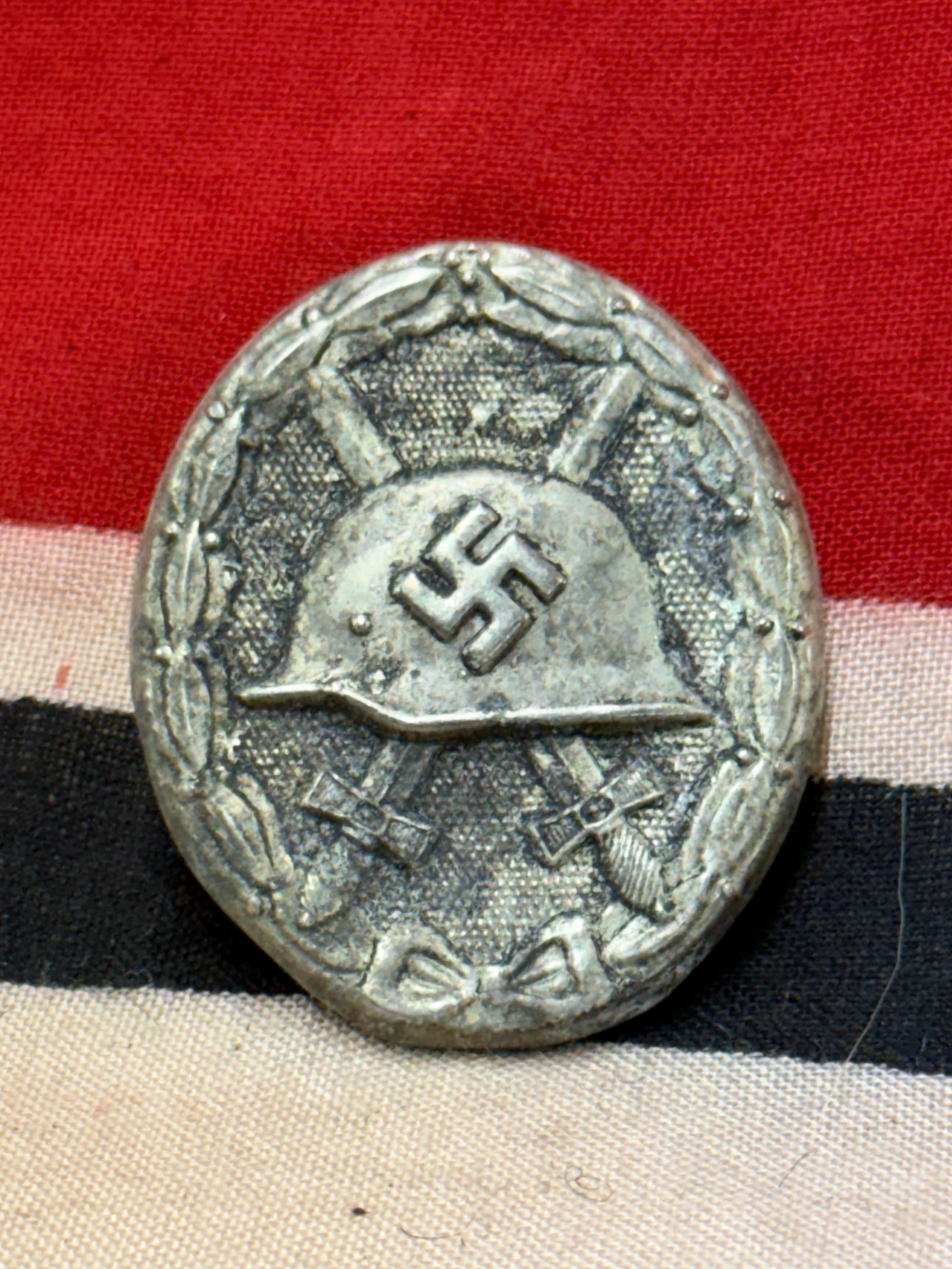 WW2 GERMAN 3RD REICH WOUND BADGE 1939 SILVER GRADE MARKED 30: WW2 GERMAN 3RD REICH WOUND BADGE 1939 SILVER GRADE MARKED 30. A RARE FIND. SHOWS GOOD WEAR AND USE WITH A BEAUTIFUL OVERALL PATINA. PLEASE VIEW ALL DETAILED PICTURES. A VERY RARE EXAMPLE.