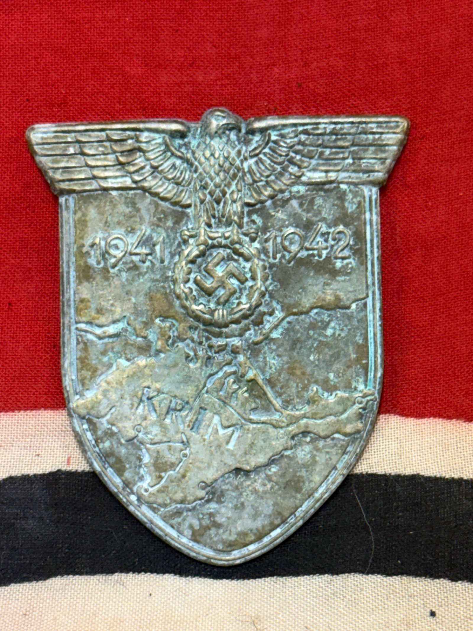 WW2 GERMAN KRIM 1941 1942 SLEEVE SHIELD BADGE: WW2 GERMAN KRIM 1941 1942 SLEEVE SHIELD BADGE. SHOWS GOOD WEAR AND USE WITH A BEAUTIFUL OVERALL PATINA. PLEASE VIEW ALL DETAILED PICTURES. A VERY RARE EXAMPLE.