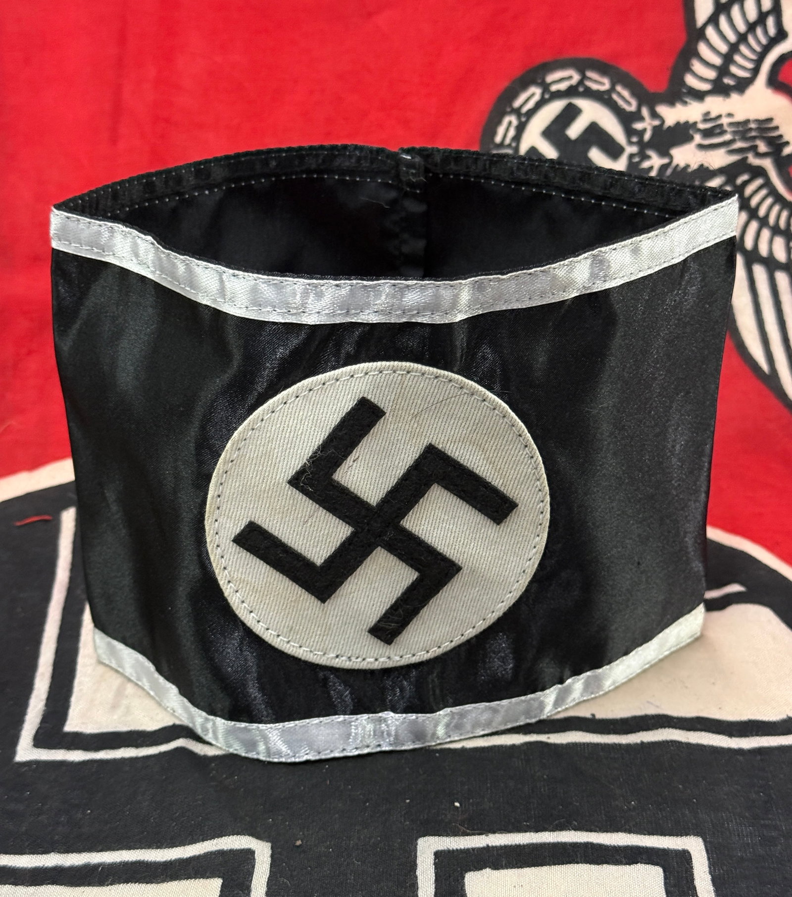 VERY RARE WW2 GERMAN WAFFEN-SS FUNERAL ARMBAND: VERY RARE WW2 GERMAN WAFFEN-SS FUNERAL ARMBAND. AN ULTRA RARE FIND THAT IS IN MINT OVERALL SAHPE AND CONDITION WITH A BEAUTIFUL OVERALL PATINA. APPEARS TO BE WELL WORN. PLEASE VIEW ALL DETAILED PICTUR