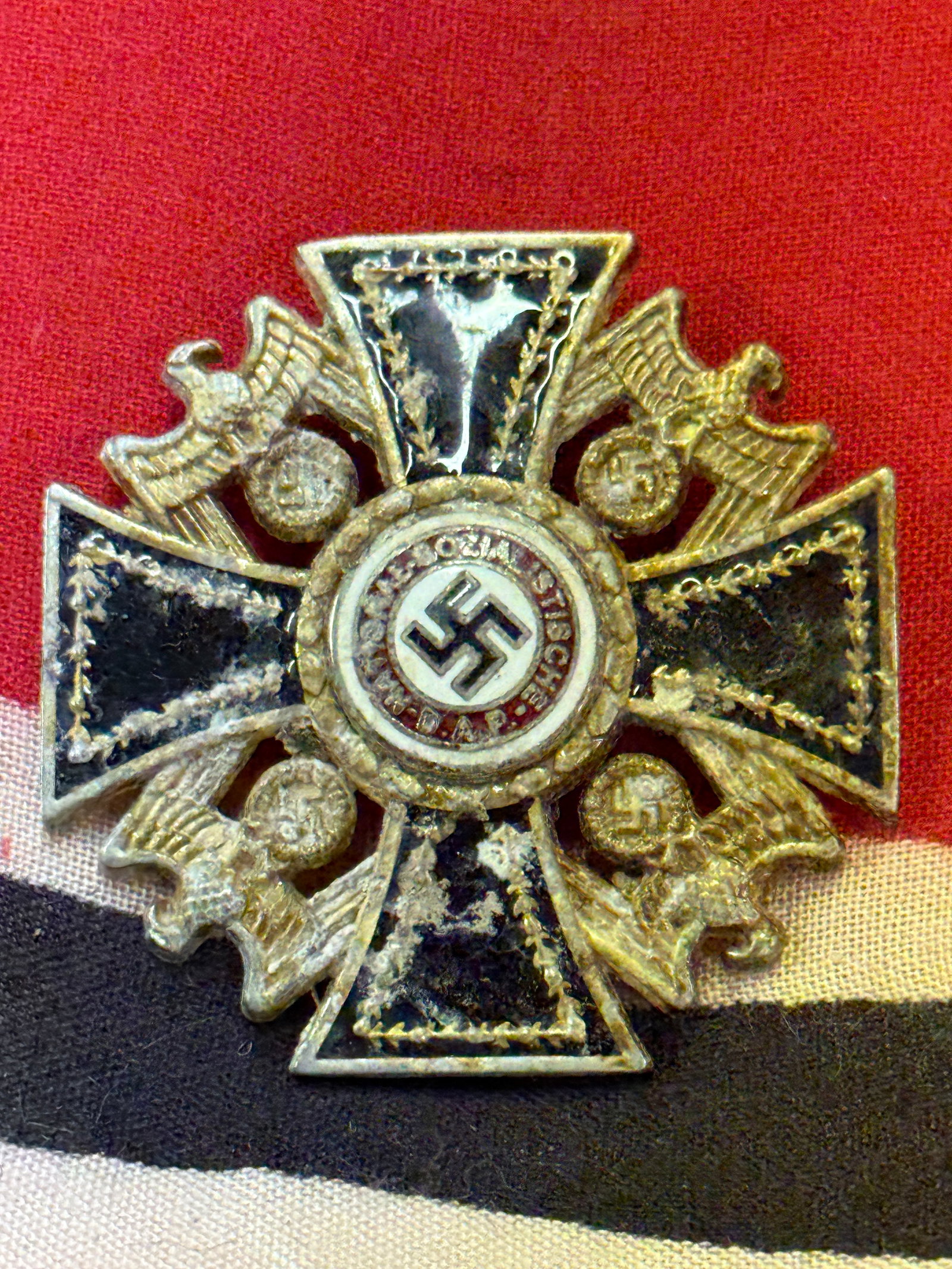 WW2 3RD REICH GERMAN ORDER 3RD CLASS BY MUNCHEN 9: WW2 3RD REICH GERMAN ORDER 3RD CLASS BY MUNCHEN 9. A VERY RARE EXAMPLE THAT IS IN MINT OVERALL SHAPE AND CONDITION WITH A BEAUTIFUL OVERALL PATINA. The German Order was introduced in 1942 as the highe