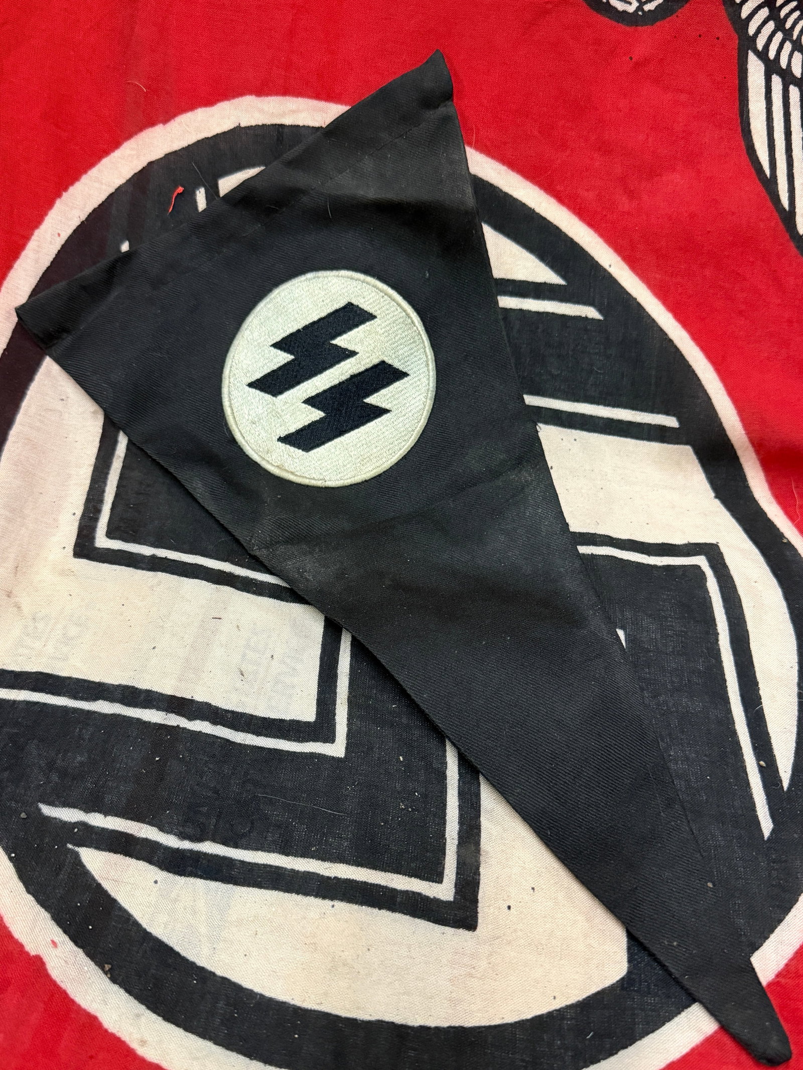 EARLY WW2 GERMAN WAFFEN-SS VEHICLE PENNANT: EARLY WW2 GERMAN WAFFEN-SS VEHICLE PENNANT. SHOWS GOOD WEAR AND USE WITH A BEAUTIFUL OVERALL PATINA. PLEASE VIEW ALL DETAILED PICTURES. A VERY RARE EARLY FIND.