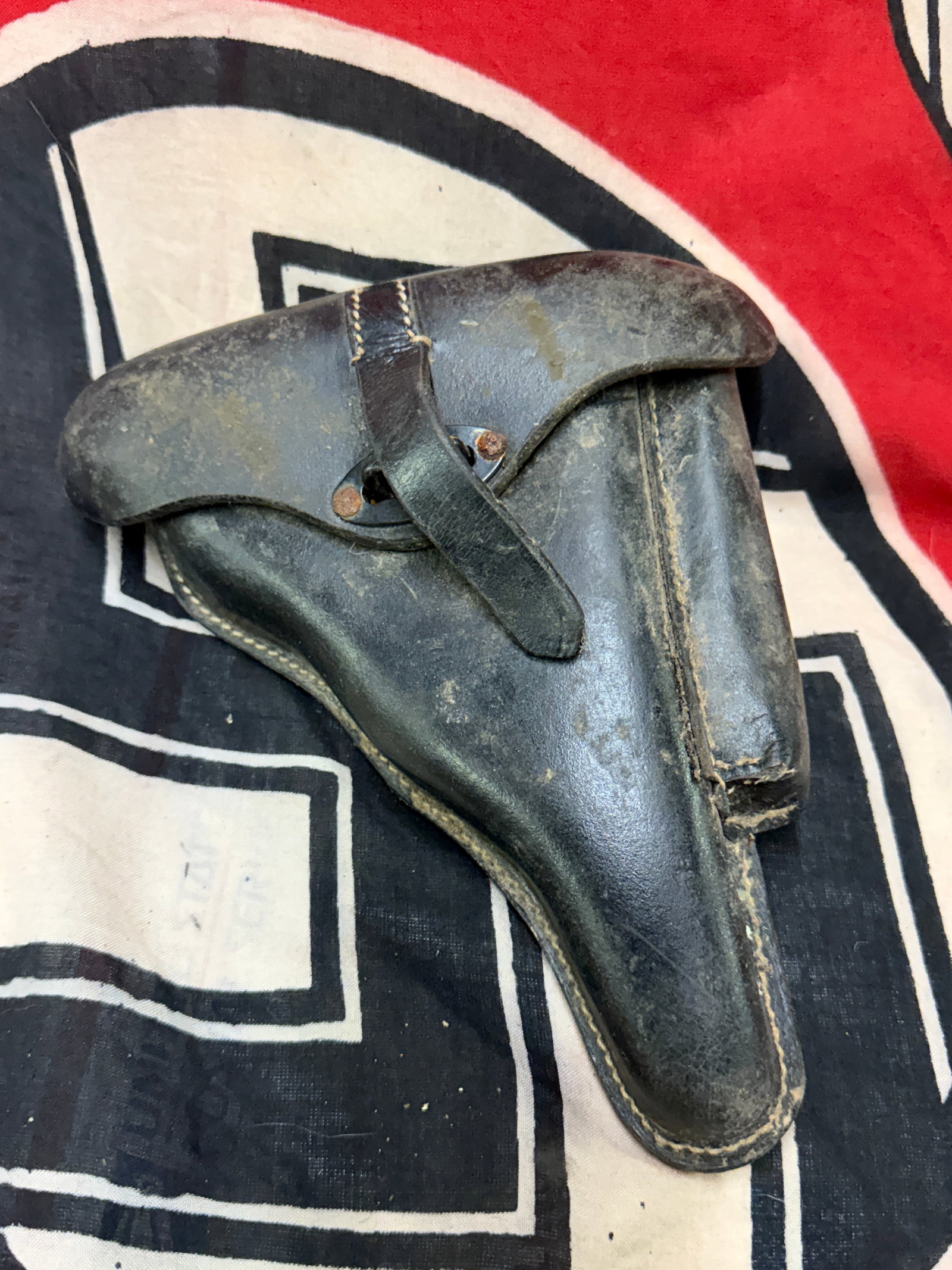 WW2 GERMAN LEATHER LUGER HOLSER WITH RARE MAKER MARKS: WW2 GERMAN LEATHER LUGER HOLSER WITH RARE MAKER MARKS - MARKED ON THE INSIDE. SHOWS GOOD WEAR AND USE. PLEASE VIEW ALL DETAILED PICTURES. A SCARCE FIND.