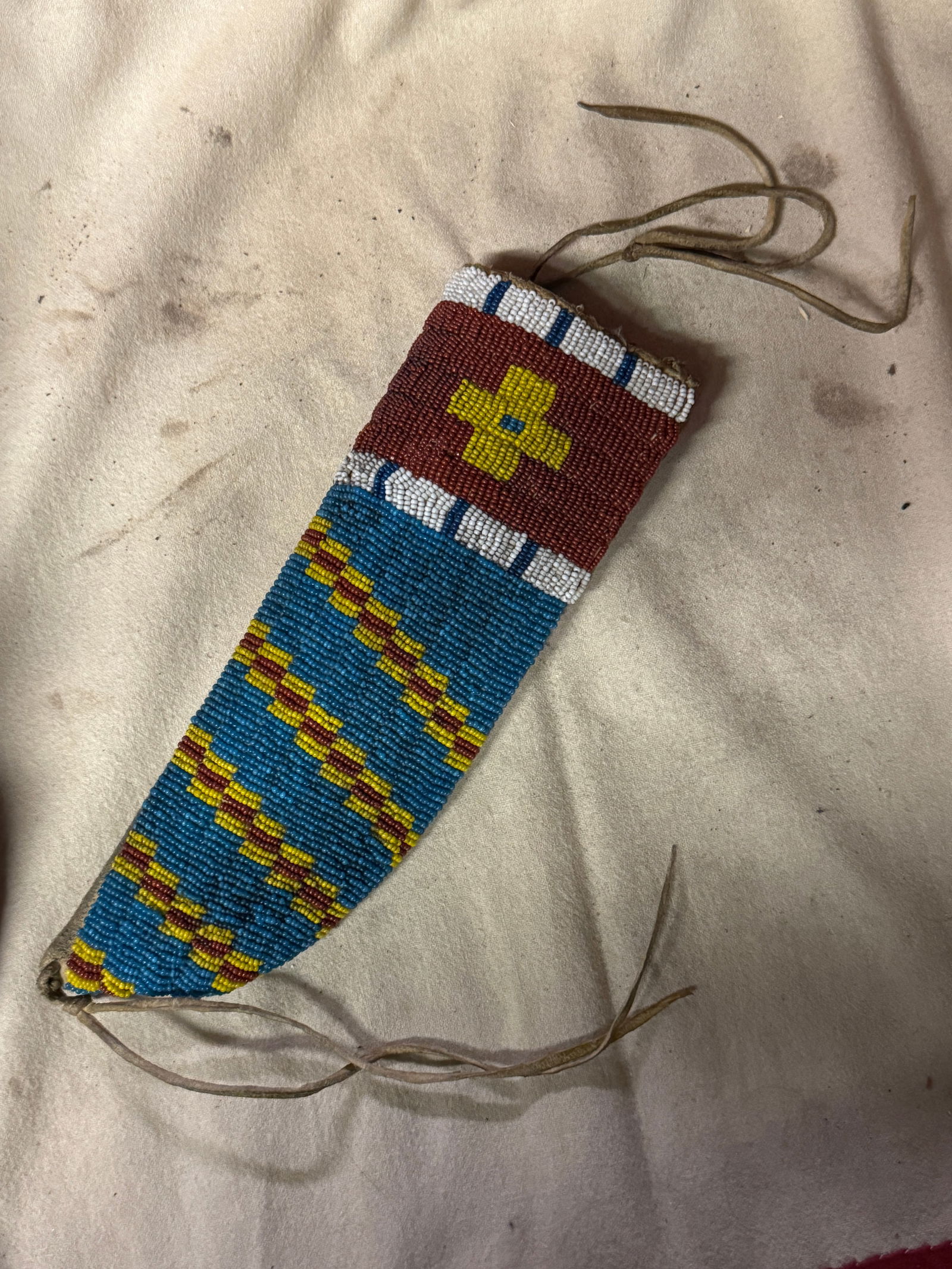 1800'S NATIVE AMERICAN INDIAN BEADED SIOUX HANDMADE KNIFE SHEATH: 1800'S NATIVE AMERICAN INDIAN BEADED SIOUX HANDMADE KNIFE SHEATH. AN ULTRA RARE FIND THAT IS IN MINT OVERALL SHAPE AND CONDITION WITH A BEAUTIFUL OVERALL PATINA. HAS A GREAT LOOK TO IT WITH AN EXCELLE