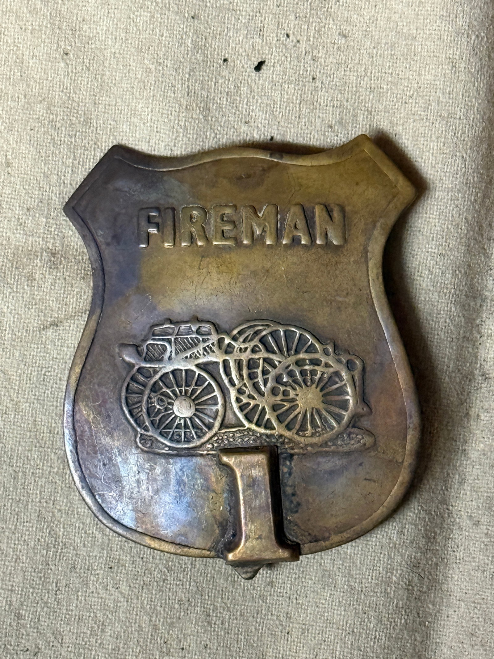 RARE CIVIL WAR 1ST DIVISION FIREMAN'S BADGE: RARE CIVIL WAR 1ST DIVISION FIREMAN'S BADGE. A RARE FIND. IT IS IN MINT OVERALL SHAPE AND CONDITION WITH A BEAUTIFUL OVERALL PATINA. HAS A GREAT LOOK TO IT WITH AN EXCELLENT OVERALL EYE APPEAL. PLEASE