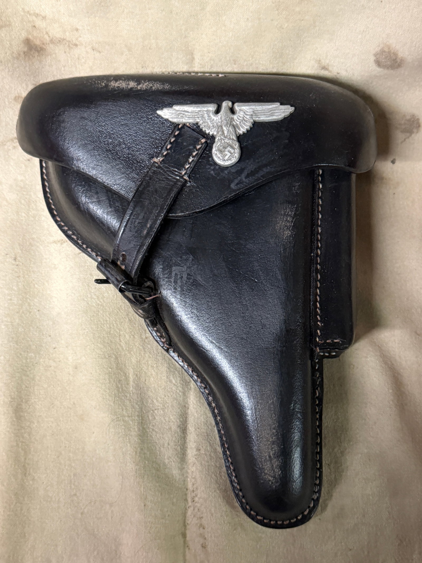 1941 WW2 GERMAN NSDAP POLITICAL LEADER P10 LEATHER GUN HOLSTER: 1941 WW2 GERMAN NSDAP POLITICAL LEADER P10 LEATHER GUN HOLSTER. A VERY RARE FIND THAT IS IN MINT OVERALL SHAPE AND CONDITION WITH A BEAUTIFUL OVERALL PATINA. MAKER MARKED ON THE REVERSE. PLEASE VEIW A
