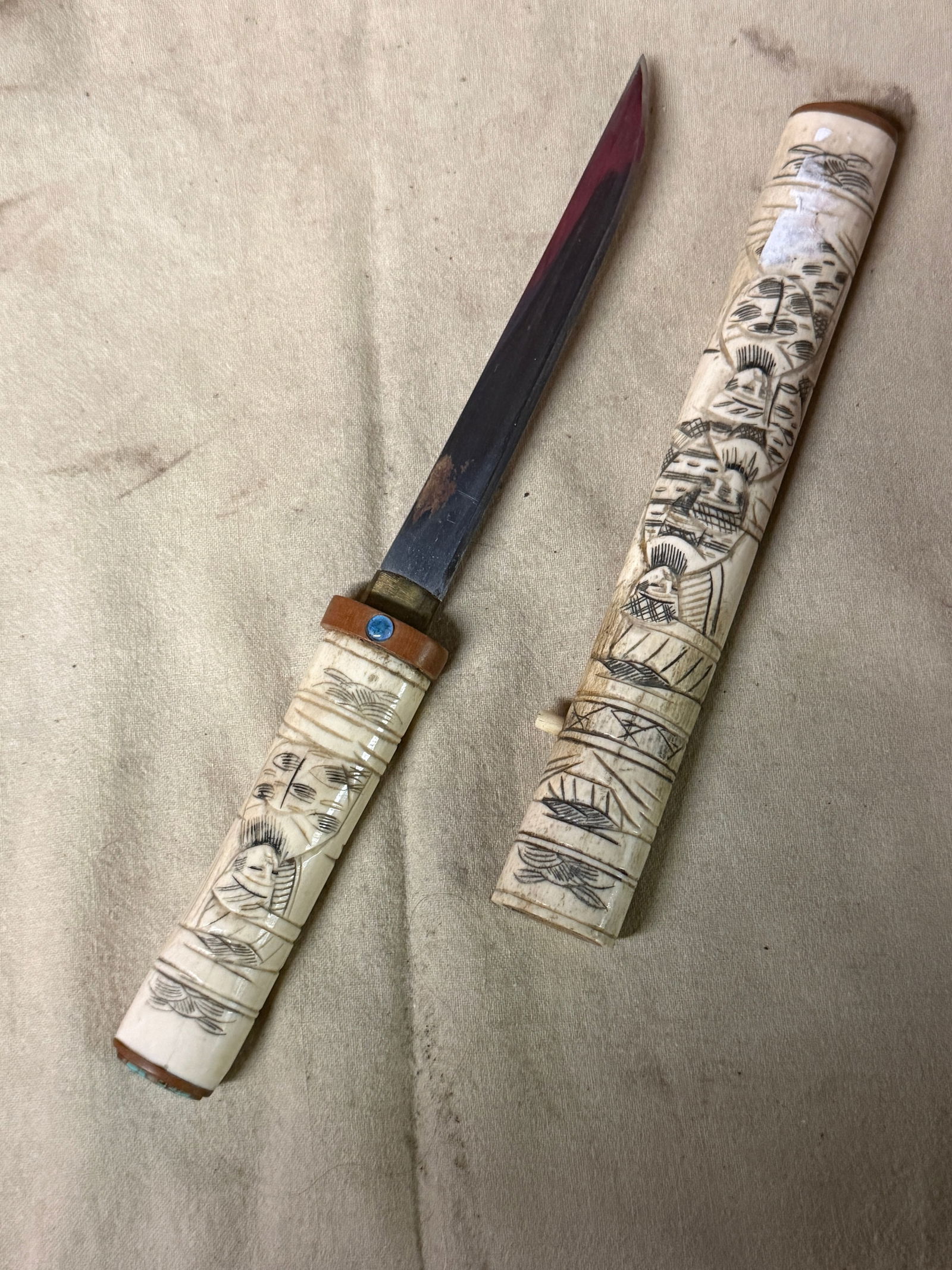 ANTIQUE 17TH CENTURY FULLY ENGRAVED BONE HANDLE SAMURAI SABER SWORD WITH SHEATH: ANTIQUE 17TH CENTURY FULLY ENGRAVED BONE HANDLE SAMURAI SABER SWORD WITH SHEATH. A VERY RARE FIND. SHOWS GOOD WEAR AND USE WITH A BEAUTIFUL OVERALL PATINA. HAS A GREAT LOOK TO IT WITH AN EXCELLENT OVE