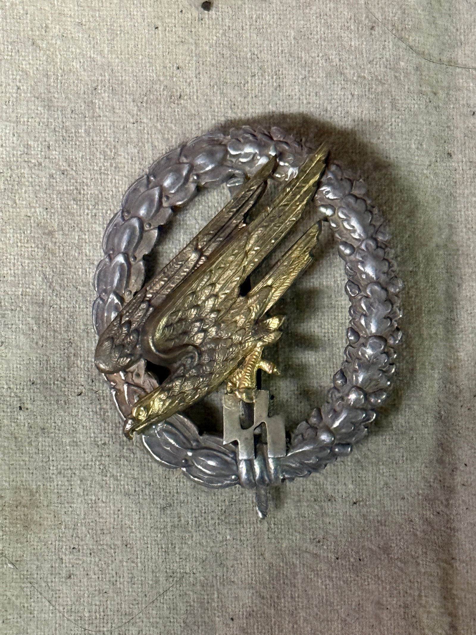 WW2 GERMAN LUFTWAFFE SS PARATROOPER BADGE MARKED 850 SILVER RY AM41PRAG.CZ.: WW2 GERMAN LUFTWAFFE SS PARATROOPER BADGE MARKED 850 SILVER RY AM41PRAG.CZ. AN ULTRA RARE FIND THAT IS IN MINT OVERALL SHAPE AND CONDITION WITH A BEAUTIFUL OVERALL PATINA. SHOWS GOOD WEAR AND USE. PLE