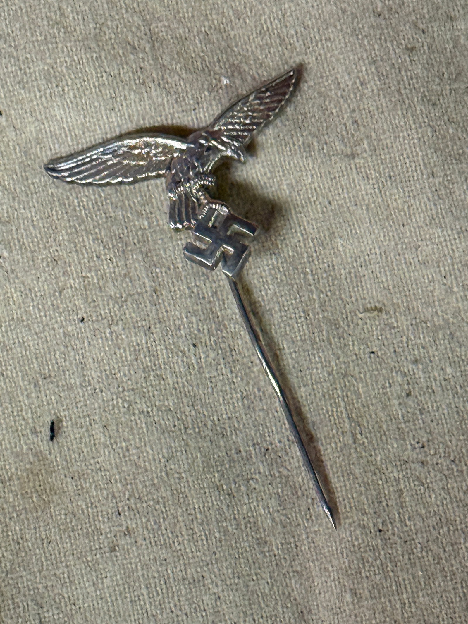 WW2 GERMAN LUFTWAFFE PILOTS TUNIC STICKPIN: WW2 GERMAN LUFTWAFFE PILOTS TUNIC STICKPIN. A RARE FIND. SHOWS GOOD WEAR AND USE WITH A BEAUTIFUL OVERALL PATINA. PLEASE VIEW ALL DETAILED PICTURES.