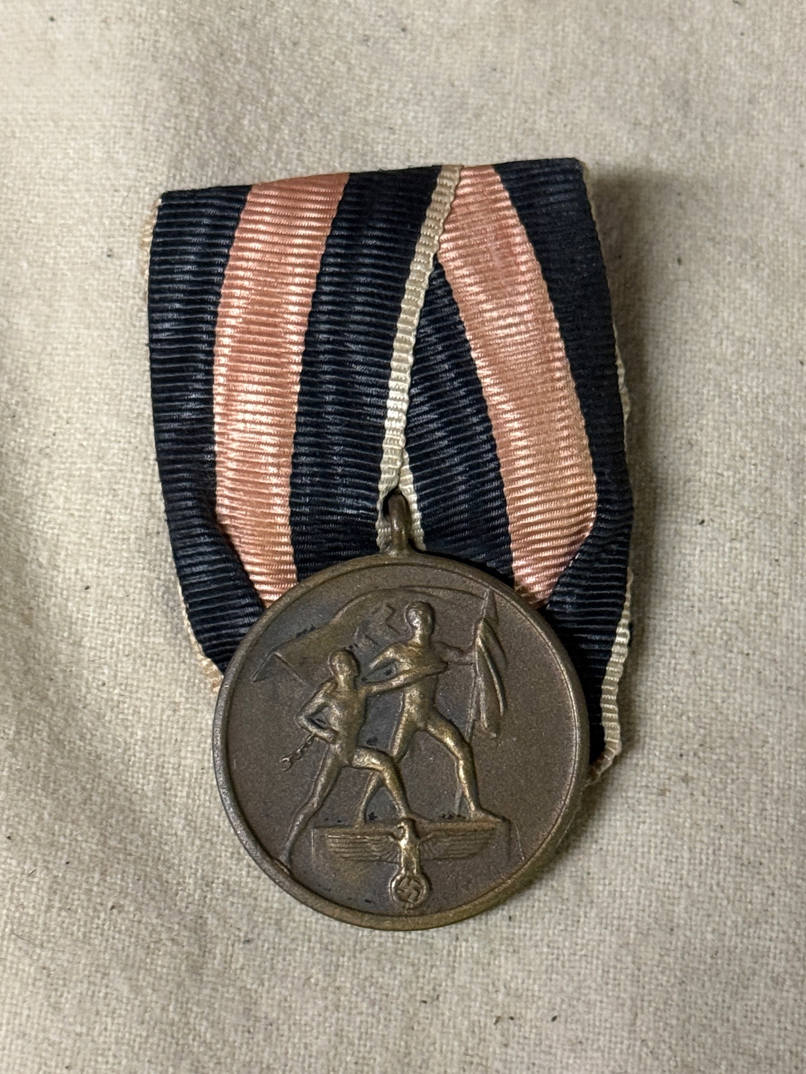German WWII Czech Occupation Medal & Prague Castle Bar, Parade Mount: Original era manufacture. A full size example with its original ribbon and Prague Castle bar. Parade Mount, gray wool felt backing. Nice looking medal set up.