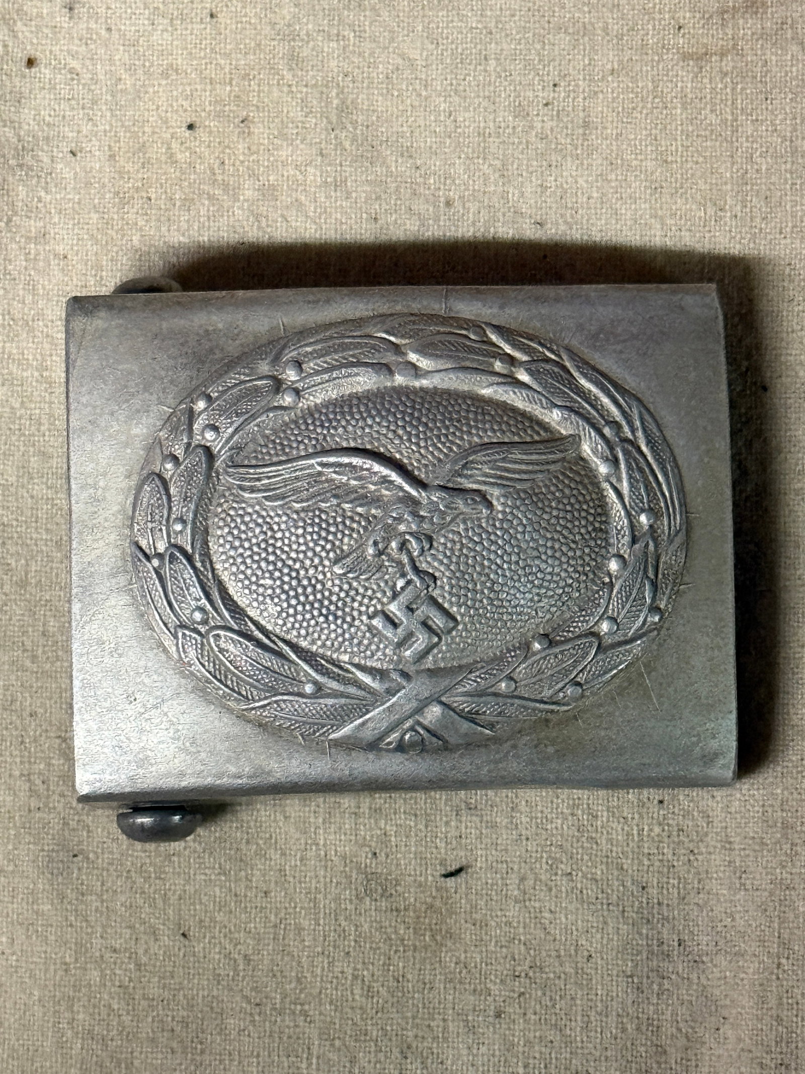 WW2 GERMAN LUFTWAFFE EM/NCO PARADE BELT BUCKLE BY RZM M34/2: WW2 GERMAN LUFTWAFFE EM/NCO PARADE BELT BUCKLE BY RZM M34/2. A RARE FIND. SHOWS GOOD WEAR AND USE WITH A BEAUTIFUL OVERALL PATINA. PLEASE VIEW ALL DETAILED PICTURES. A VERY RARE FIND.