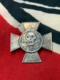 WW1 IMPERIAL GERMAN STORMTROOPER SKULL BADGE IN SILVER BY DESCHLER SOHN