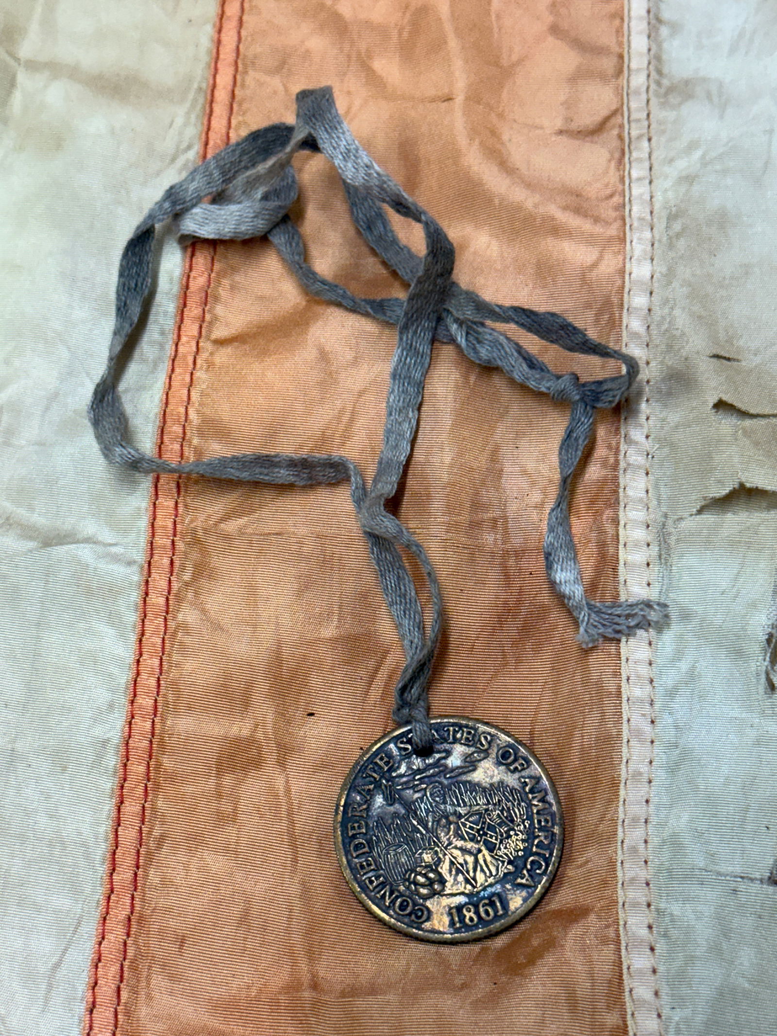 RARE CIVIL WAR CONFEDERATE CSA 20 DOLLARS DOG TAG: RARE CIVIL WAR CONFEDERATE CSA 20 DOLLARS DOG TAG. AN ULTRA RARE FIND THAT IS IN MINT OVERALL SHAPE AND CONDITION WITH A BEAUTIFUL OVERALL PATINA. HAS A GREAT LOOK TO IT WITH AN EXCELLENT OVERALL EYE