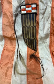 1800'S NATIVE AMERICAN INDIAN HAND-DECORATED HIDE KNIFE SHEATH