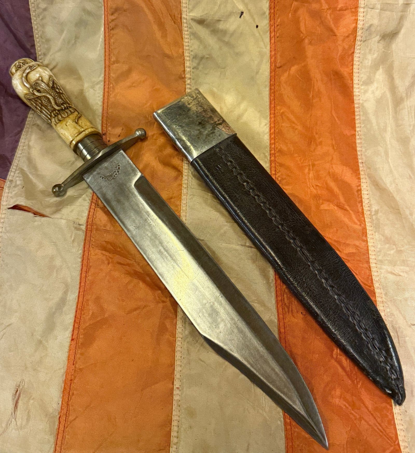 CIVIL WAR CONFEDERATE CSA EAGLE WITH SNAKE BOWIE KNIFE BY UNWIN & RODGERS - ROYAL CUTLERY SHEFFIELD: CIVIL WAR CONFEDERATE CSA EAGLE WITH SNAKE BOWIE KNIFE BY UNWIN & RODGERS - ROYAL CUTLERY SHEFFIELD. THIS IS AN ULTRA RARE MASSIVE BOWIE KNIFE WITH A BEAUTIFULLY HAND-CARVED CONFEDERATE CSA EAGLE WITH