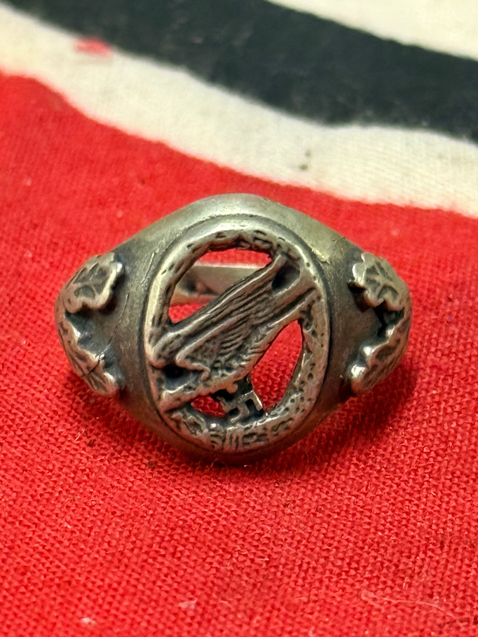 WW2 GERMAN LUFTWAFFE PARATROOPER 800 SILVER RING: WW2 GERMAN LUFTWAFFE PARATROOPER 800 SILVER RING. A RARE FIND. SHOWS GOOD WEAR AND USE WITH A BEAUTIFUL OVERALL PATINA. PLEASE VIEW ALL DETAILED PICTURES. A WELL SERVICE USED RING TO ADD TO YOUR COLLE