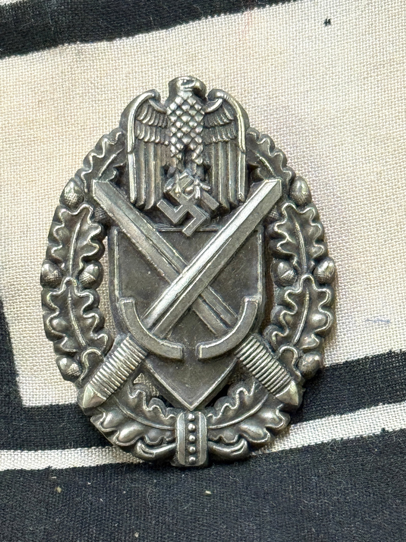 WW2 German Marksmanship Wehrmacht Lanyard 1936 Pattern Badge: WW2 German Marksmanship Wehrmacht Lanyard 1936 Pattern Badge. Marksmanship Infantry Lanyard early pattern 1936 badge. Shows good wear and use with a beautiful overall patina. Please view all detailed 
