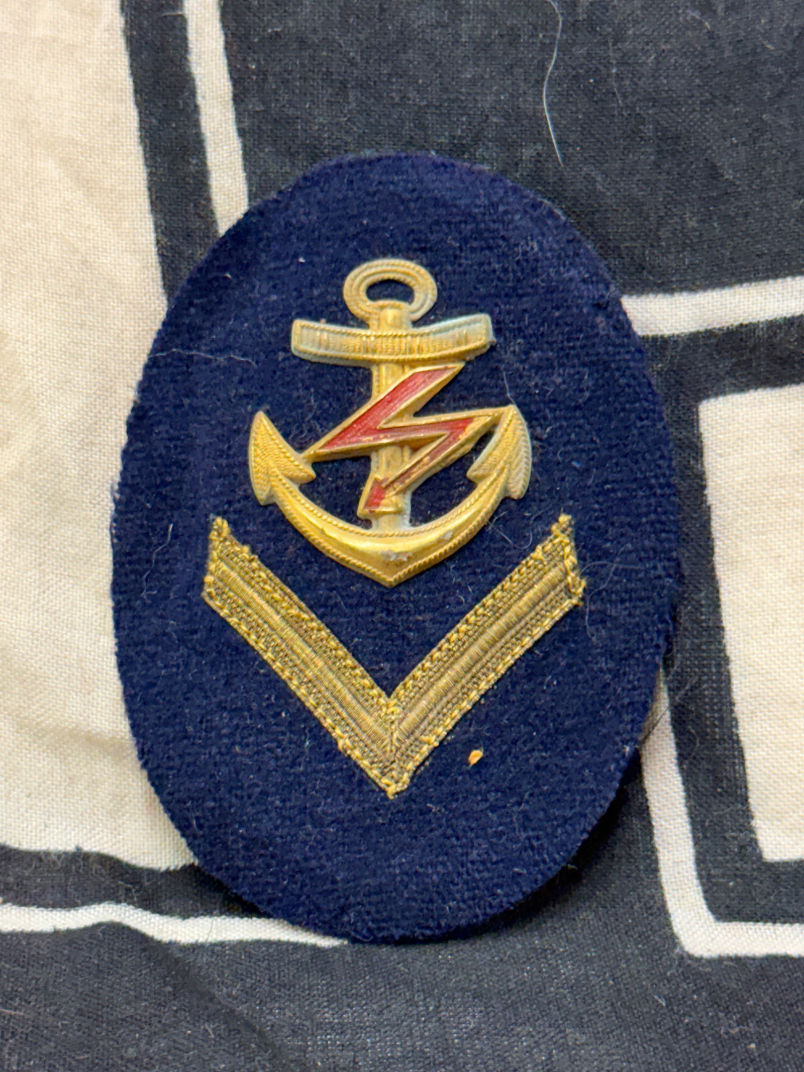 WW2 GERMAN TELEGRAPH OFFICER SLEEVE RANK INSINGIA BADGE: WW2 GERMAN TELEGRAPH OFFICER SLEEVE RANK INSINGIA BADGE. A VERY RARE FIND. SHOWS GOOD WEAR AND USE WITH A BEAUTIFUL OVERALL PATINA. PLEASE VIEW ALL DETAILED PICTURES. A VERY RARE EXAMPLE.
