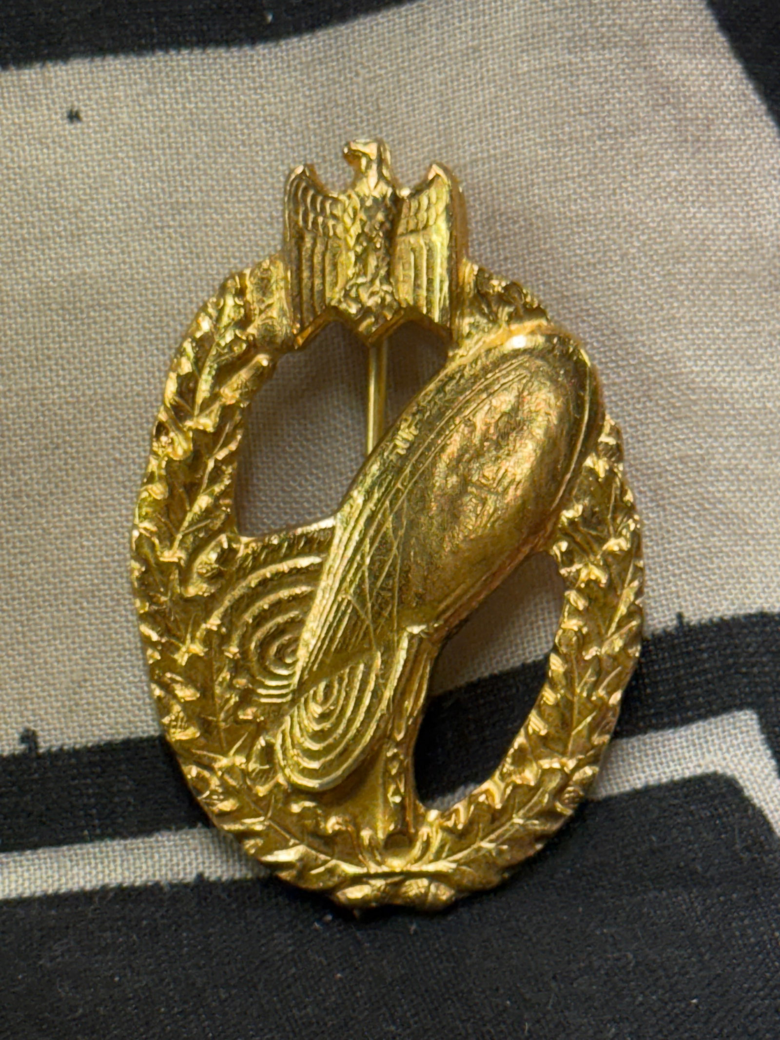 RARE WW2 GERMAN BALLOON OBSERVER BADGE IN GOLD: RARE WW2 GERMAN BALLOON OBSERVER BADGE IN GOLD. A RARE EXAMPLE. SHOWS GOOD WEAR AND USE WITH A BEAUTIFUL OVERALL PATINA. PLEASE VIEW ALL DETAILED PICTURES. A SCARCE EXAMPLE OF THE TIME PERIOD.