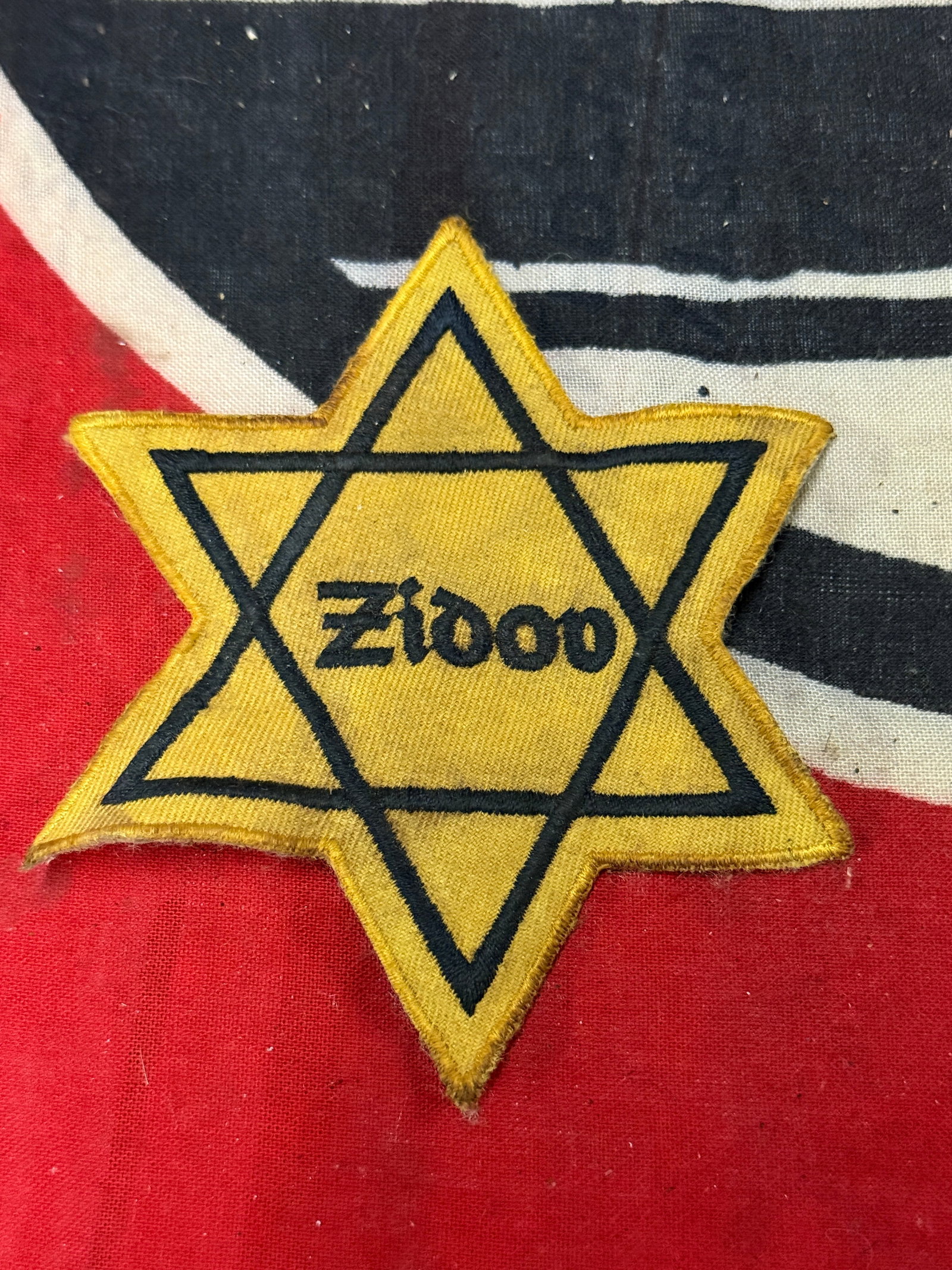 SCARCE WW2 GERMAN JEWISH ZIDOO STAR OF DAVID CLOTH BADGE INSIGNIA: SCARCE WW2 GERMAN JEWISH ZIDOO STAR OF DAVID CLOTH BADGE INSIGNIA. AN ULTRA RARE FIND. SHOWS GOOD WEAR AND USE WITH A BEAUTIFUL OVERALL PATINA. PLEASE VIEW ALL DETAILED PICTURES. A VERY SCARCE EXAMPLE