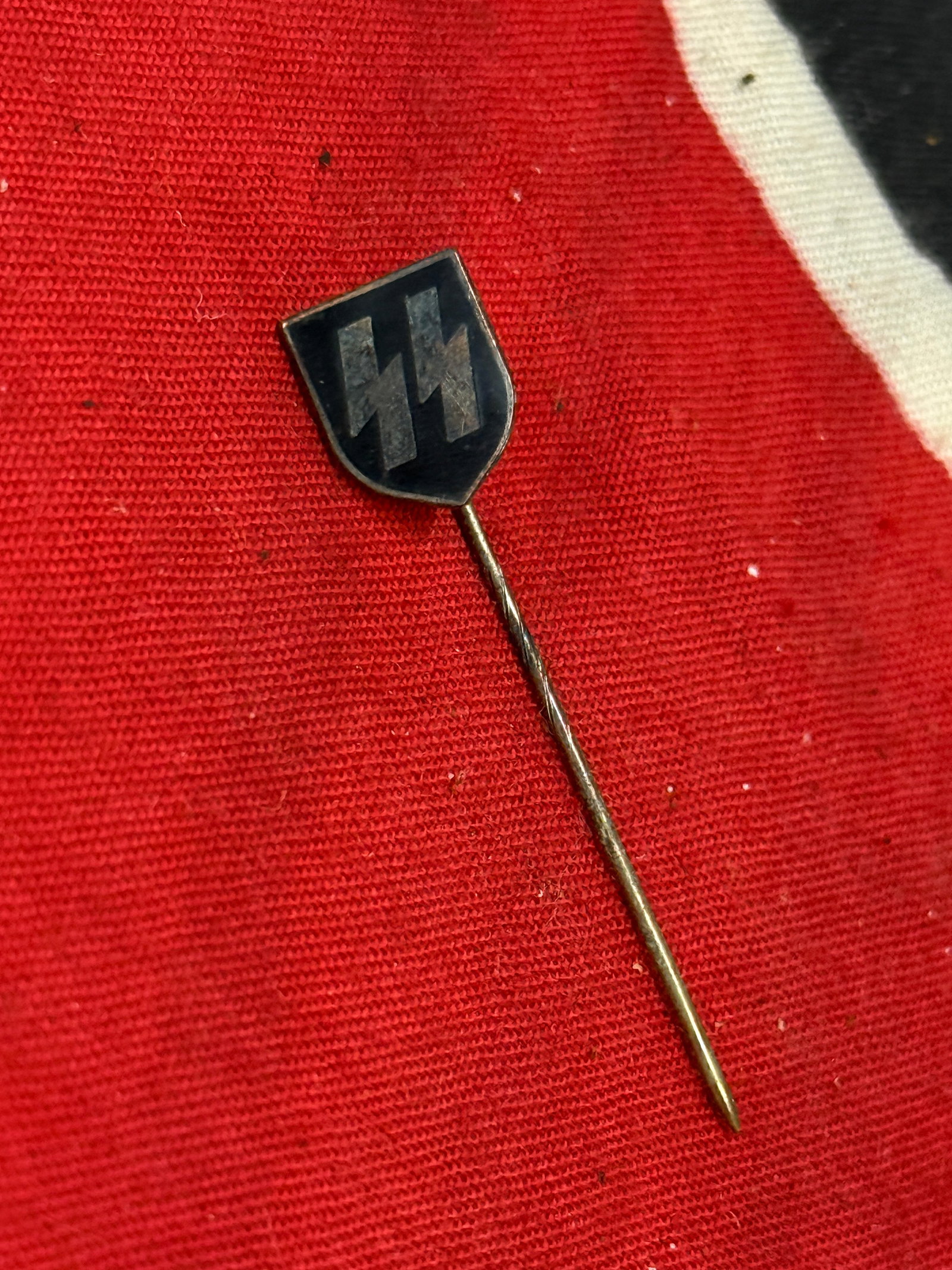 SCARCE WW2 GERMAN WAFFEN SS UNIFORM STICKPIN: SCARCE WW2 GERMAN WAFFEN SS UNIFORM STICKPIN. A RARE EXAMPLE. SHOWS GOOD WEAR AND USE WITH A BEAUTIFUL OVERALL PATINA. PLEASE VIEW ALL DETAILED PICTURES. A VERY RARE EXAMPLE.