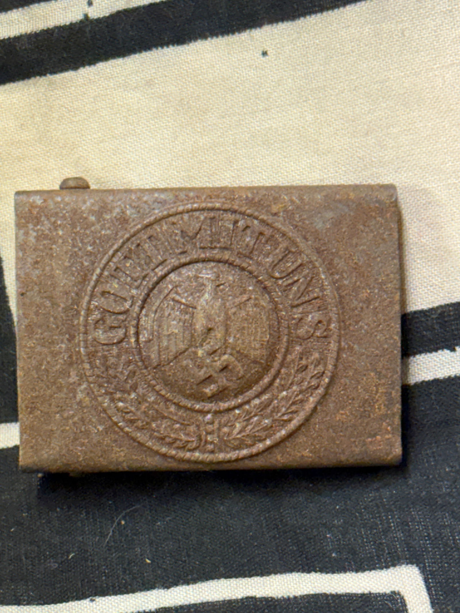 RARE WW2 GERMAN GOTT MIT UNS DAK AFRIKA KORPS BELT PLATE BUCKLE: RARE WW2 GERMAN GOTT MIT UNS DAK AFRIKA KORPS BELT PLATE BUCKLE. A RARE FIND THAT IS IN MINT OVERALL SHAPE AND CONDITION WITH A BEAUTIFUL OVERALL PATINA. PLEASE VIEW ALL DETAILED PICTURES. A SCARCE EX