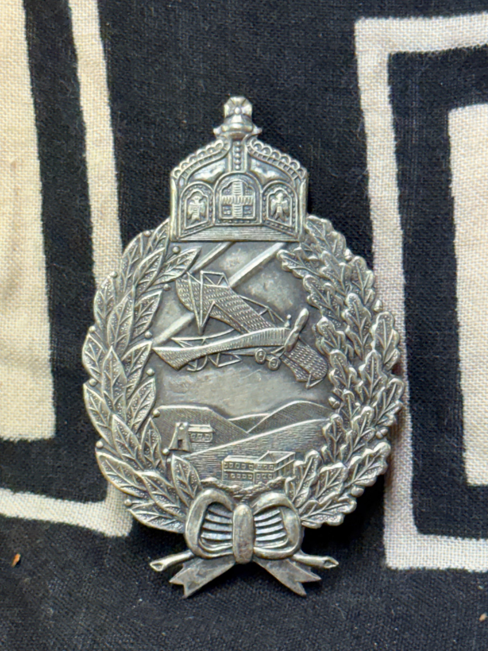 WWI GERMANY (PRUSSIAN) PILOT'S BADGE MARKED M9/50: WWI GERMANY (PRUSSIAN) PILOT'S BADGE MARKED M9/50. A RARE EXAMPLE THAT IS IN MINT OVERALL SHAPE AND CONDITION WITH A BEAUTIFUL OVERALL PATINA. SHOWS GOOD WEAR AND USE. PLEASE VIEW ALL DETAILED PICTURE