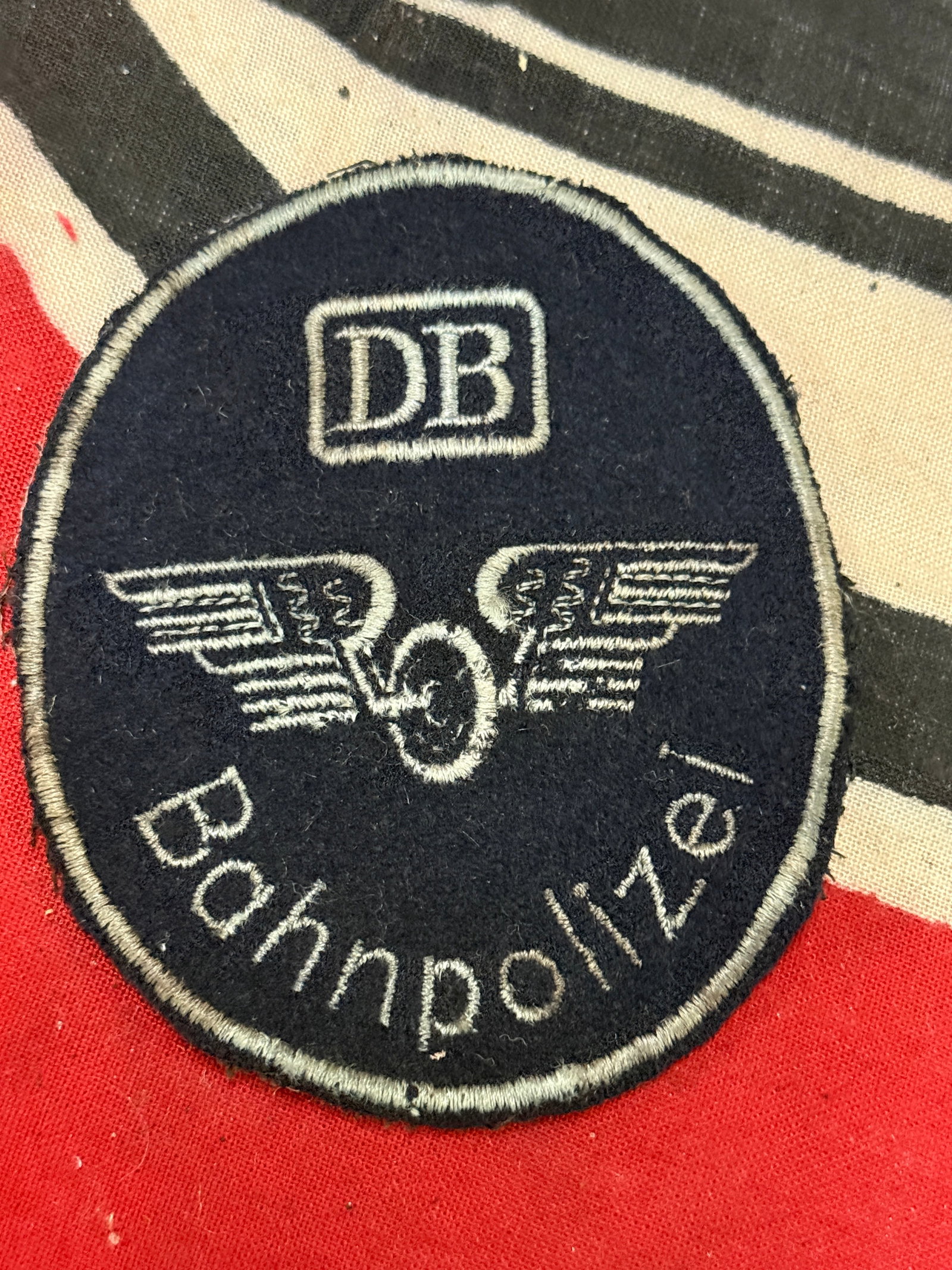 WW2 GERMAN DB BAHNPOLIZEI DEUTSCHE SLEEVE CLOTH BADGE INSIGNIA: WW2 GERMAN DB BAHNPOLIZEI DEUTSCHE SLEEVE CLOTH BADGE INSIGNIA. A RARE FIND. SHOWS GOOD WEAR AND USE WITH A BEAUTIFUL OVERALL PATINA. PLEASE VIEW ALL DETAILED PICTURES. A SCARCE EXAMPLE.