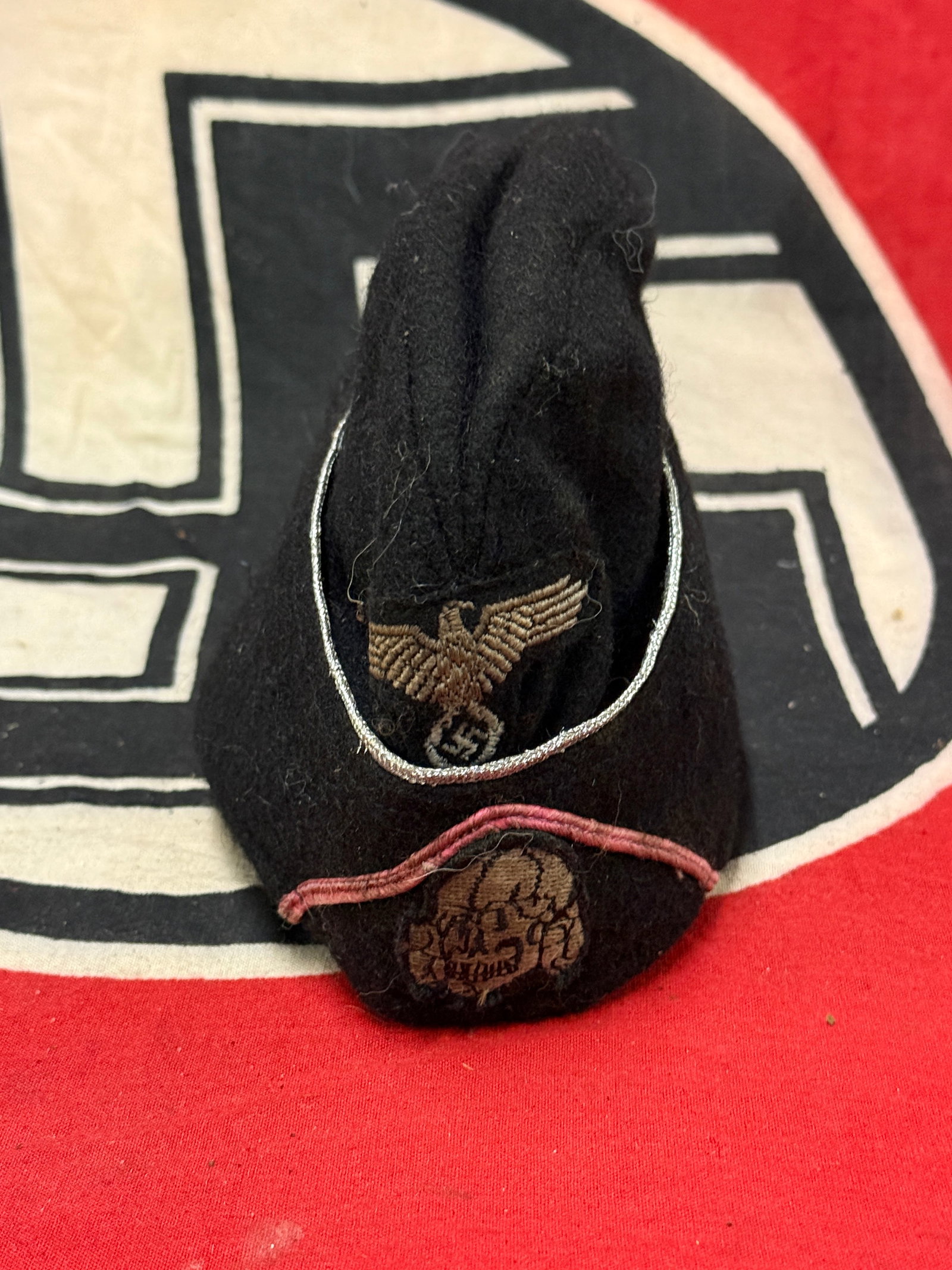 RARE WW2 GERMAN SS PANZER OFFICER OVERSEAS CAP WITH MAKER MARKS: RARE WW2 GERMAN SS PANZER OFFICER OVERSEAS CAP WITH MAKER MARKS. A RARE EXAMPLE THAT IS IN MINT OVERALL SHAPE AND CONDITION WITH A BEAUTIFUL OVERALL PATINA. MAKER MARKED ON THE INSIDE LINER. SHOWS GOO
