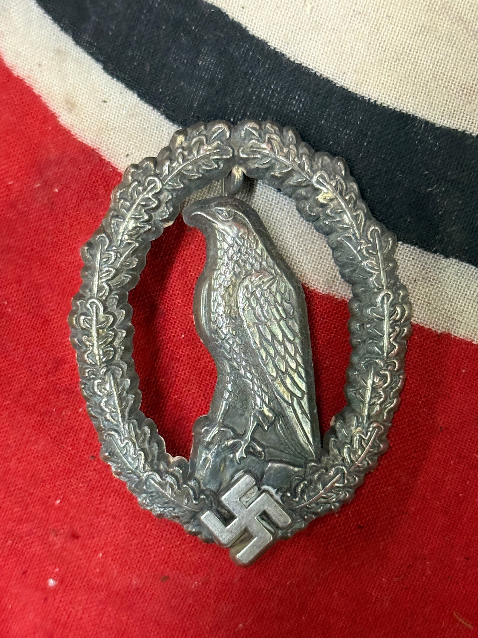 WW2 GERMAN LUFTWAFFE RETIRED PILOTS BADGE IN SILVER: WW2 GERMAN LUFTWAFFE RETIRED PILOTS BADGE IN SILVER. SHOWS GOOD WEAR AND USE WITH A BEAUTIFUL OVERALL PATINA. BEAUTIFUL FINISH THROUGHOUT. PLEASE VIEW ALL DETAILED PICTURES. A VERY RARE EXAMPLE OF THE