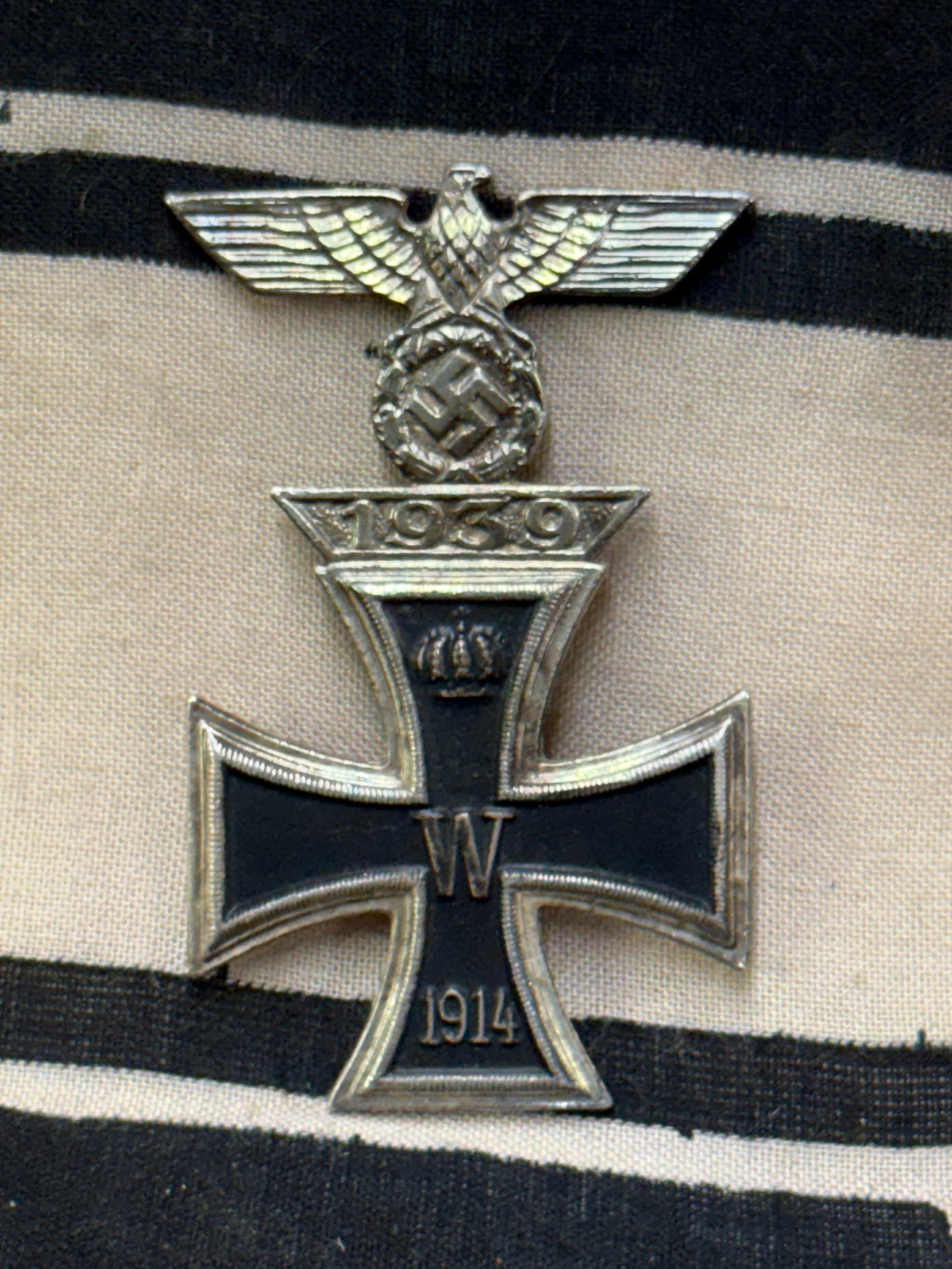 WW2 German iron cross eagle badge clasp medal order pin: WW2 German iron cross eagle badge clasp medal order pin. Imperial German Iron Cross With a Class Clasp AttachedScrew-mount post and nut on the reverse side. Shows good wear and use with a beautiful ov