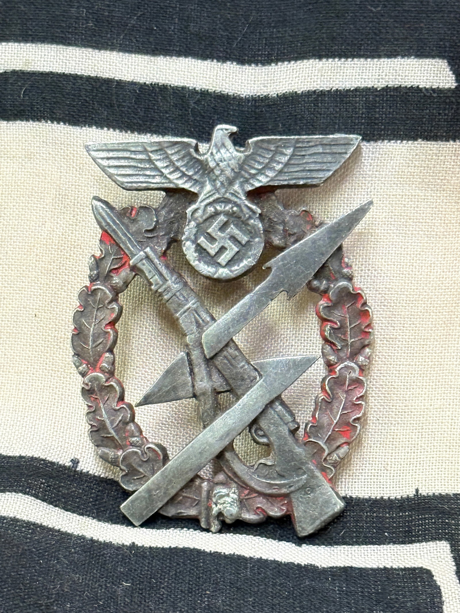 WWII German SA Infantry Assault Badge: WWII German SA Infantry Assault Badge. SHOWS GOOD WEAR AND USE WITH A BEAUTIFUL OVERALL PATINA. BEAUTIFUL FINISH THROUGHOUT. PLEASE VIEW ALL DETAILED PICTURES. A VERY RARE EXAMPLE OF THE TIME PERIOD.