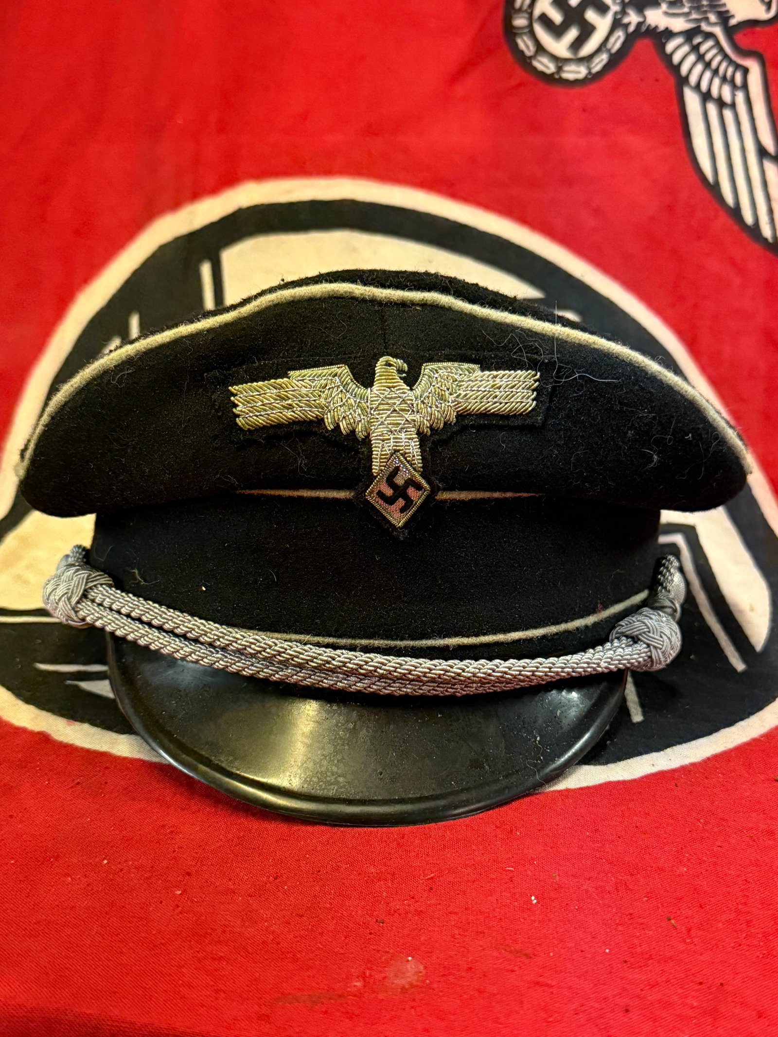 SCARCE WW2 GERMAN HITLER YOUTH VISOR CAP: SCARCE WW2 GERMAN HITLER YOUTH VISOR CAP. SHOWS GOOD WEAR AND USE WITH A BEAUTIFUL OVERALL PATINA. BEAUTIFUL FINISH THROUGHOUT. PLEASE VIEW ALL DETAILED PICTURES. A VERY RARE EXAMPLE OF THE TIME PERIO