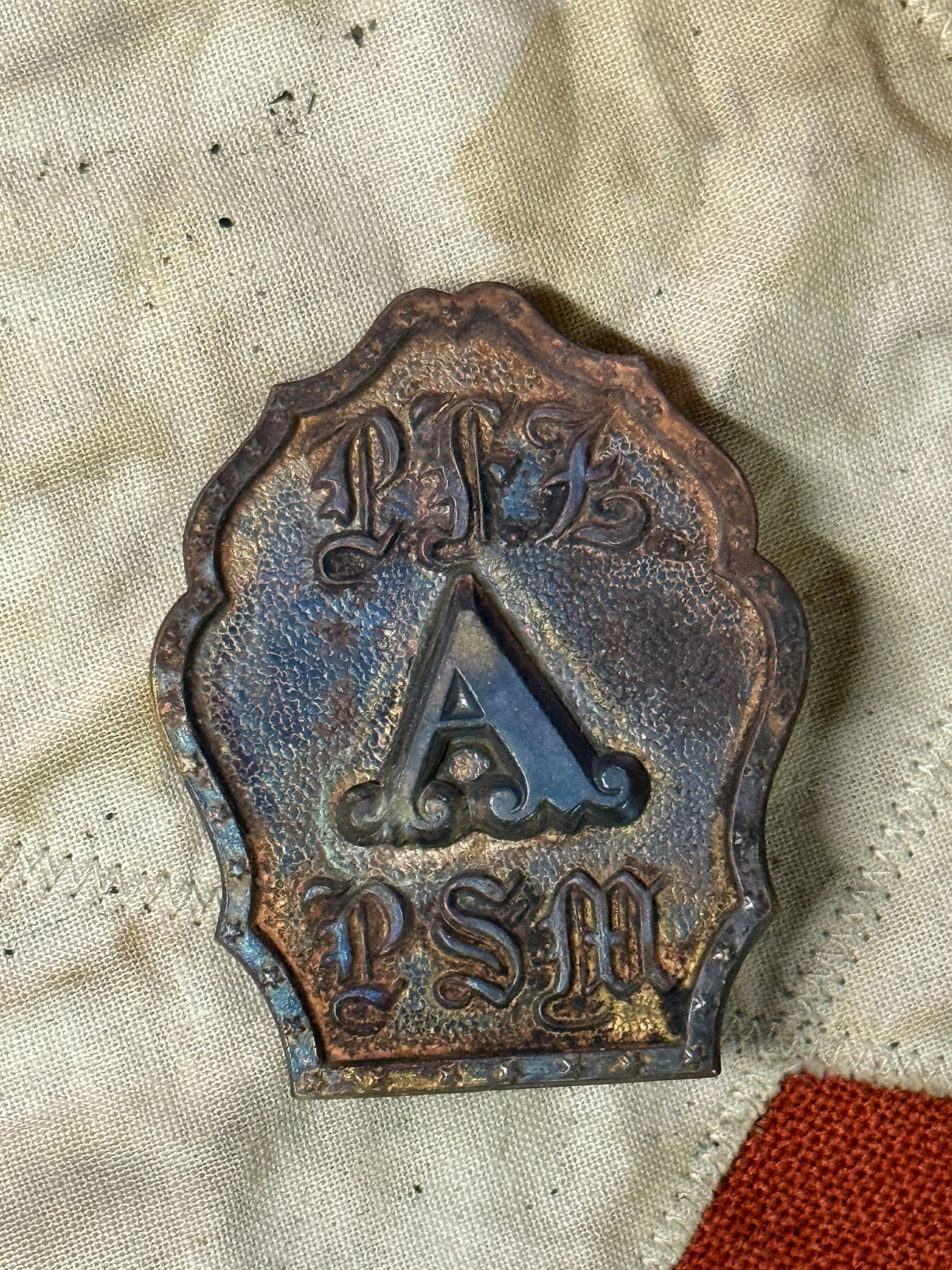 RARE CIVIL WAR PA FIRE ZOUAVES HEADGEAR BADGE INSIGNIA: RARE CIVIL WAR PA FIRE ZOUAVES HEADGEAR BADGE INSIGNIA. A RARE EXAMPLE THAT IS IN MINT OVERALL SHAPE AND CONDITION WITH A BEAUTIFUL OVERALL PATINA. SHOWS GOOD WEAR AND USE. PLEASE VIEW ALL DETAILED PI