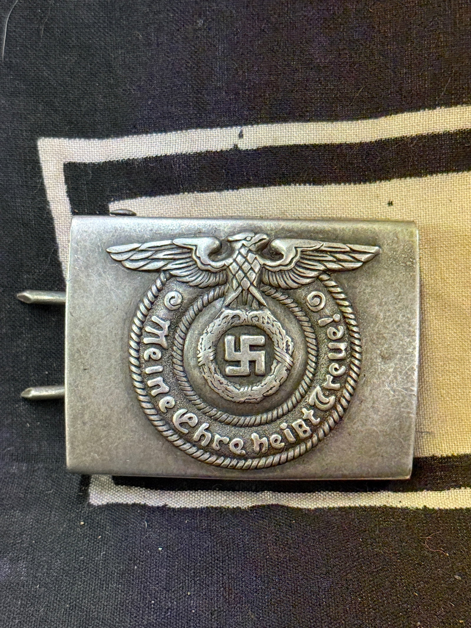 SCARCE WW2 GERMAN WAFFEN SS BELT BUCKLE: SCARCE WW2 GERMAN WAFFEN SS BELT BUCKLE. A RARE EXAMPLE. SHOWS GOOD WEAR AND USE WITH A BEAUTIFUL OVERALL PATINA. PLEASE VIEW ALL DETAILED PICTURES. A VERY RARE EXAMPLE. MAKER MARKED ON THE REVERSE.
