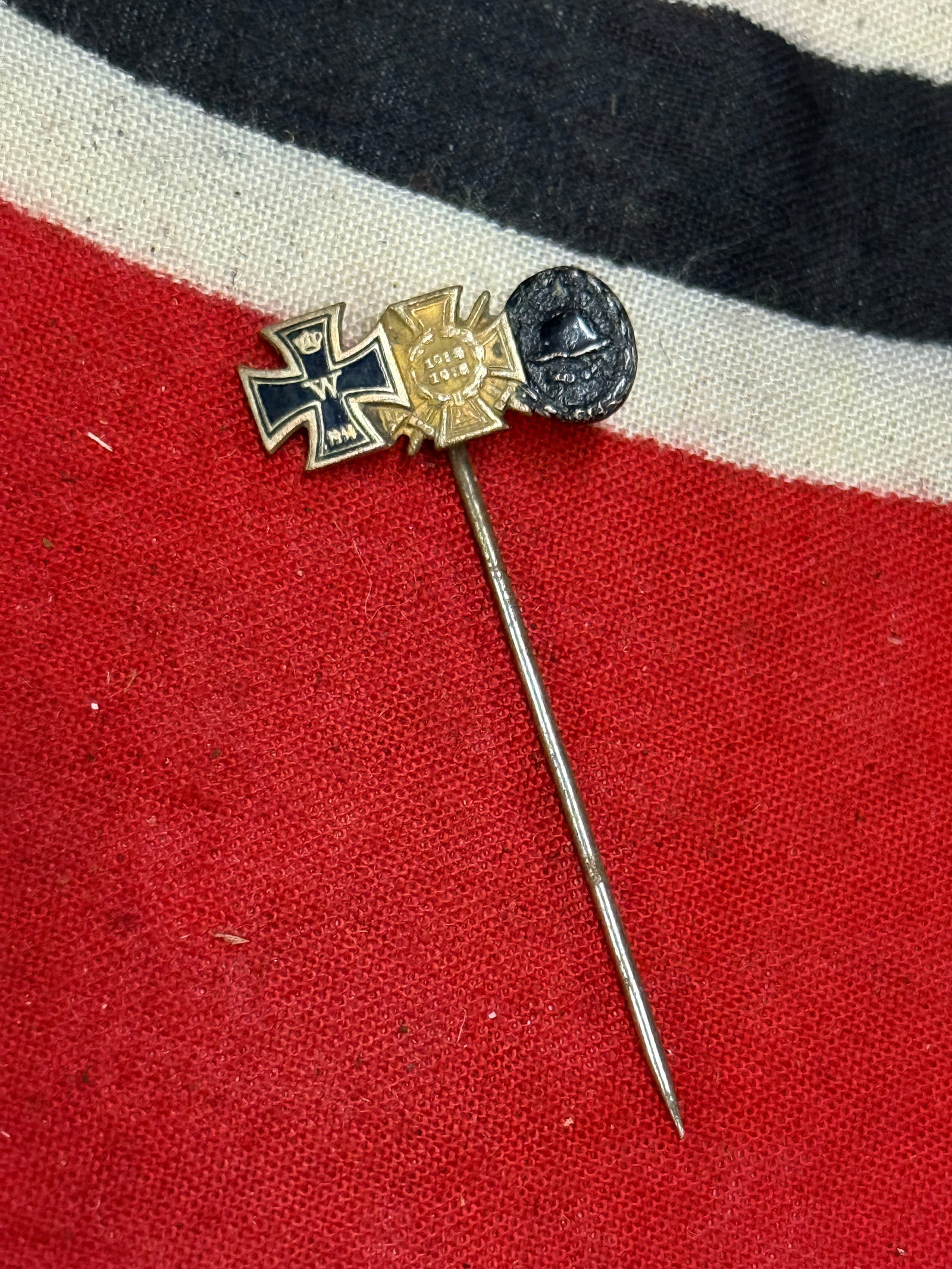 RARE WW1 GERMAN PRUSSIAN TUNIC BAR STICKPIN: RARE WW1 GERMAN PRUSSIAN TUNIC BAR STICKPIN. A RARE FIND. SHOWS GOOD WEAR AND USE WITH A BEAUTIFUL OVERALL PATINA. PLEASE VIEW ALL DETAILED PICTURES. A VERY RARE EXAMPLE OF THE TIME PERIOD.