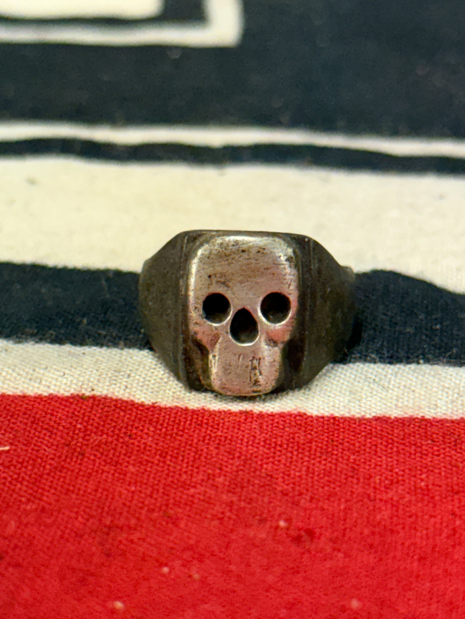 WW2 GERMAN KIREGSMARINE UBOAT 800 SILVER RING: WW2 GERMAN KIREGSMARINE UBOAT 800 SILVER RING. A VERY RARE EXAMPLE THAT IS IN MINT OVERALL SHAPE AND CONDITION WITH A BEAUTIFUL OVERALL PATINA. SHOWS GOOD WEAR AND USE. PLEASE VIEW ALL DETAILED PICTUR