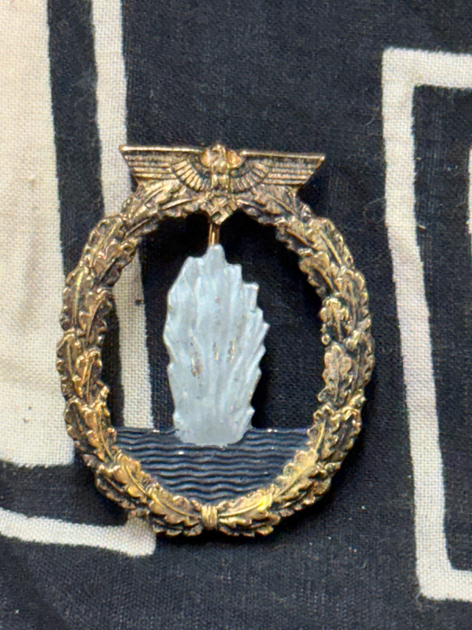 RARE WW2 GERMAN KRIEGSMARINE MINESWEEPERS BADGE: RARE WW2 GERMAN KRIEGSMARINE MINESWEEPERS BADGE. SHOWS GOOD WEAR AND USE WITH A BEAUTIFUL OVERALL PATINA. Zinc badge with most of the gilding around the wreath and eagle remaining intact. Bright silve