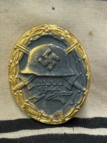 RARE WW2 GERMAN WOUND BADGE IN GOLD WITH ADOLF HITLER SIGNATURE