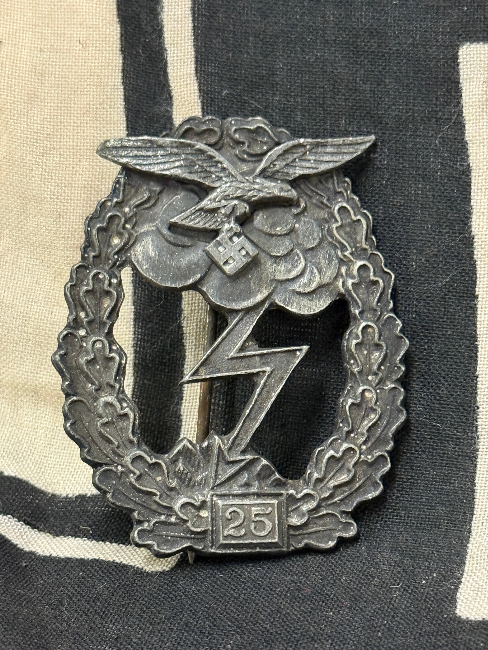 WW2 GERMAN GROUND ASSAULT BADGE FOR 25 ENGAGEMENTS: WW2 GERMAN GROUND ASSAULT BADGE FOR 25 ENGAGEMENTS. A VERY RARE EXAMPLE THAT IS IN MINT OVERALL SHAPE AND CONDITION WITH A BEAUTIFUL OVERALL PATINA. VERY WELL MADE BADGE IN SILVER. PLEASE VIEW ALL DET