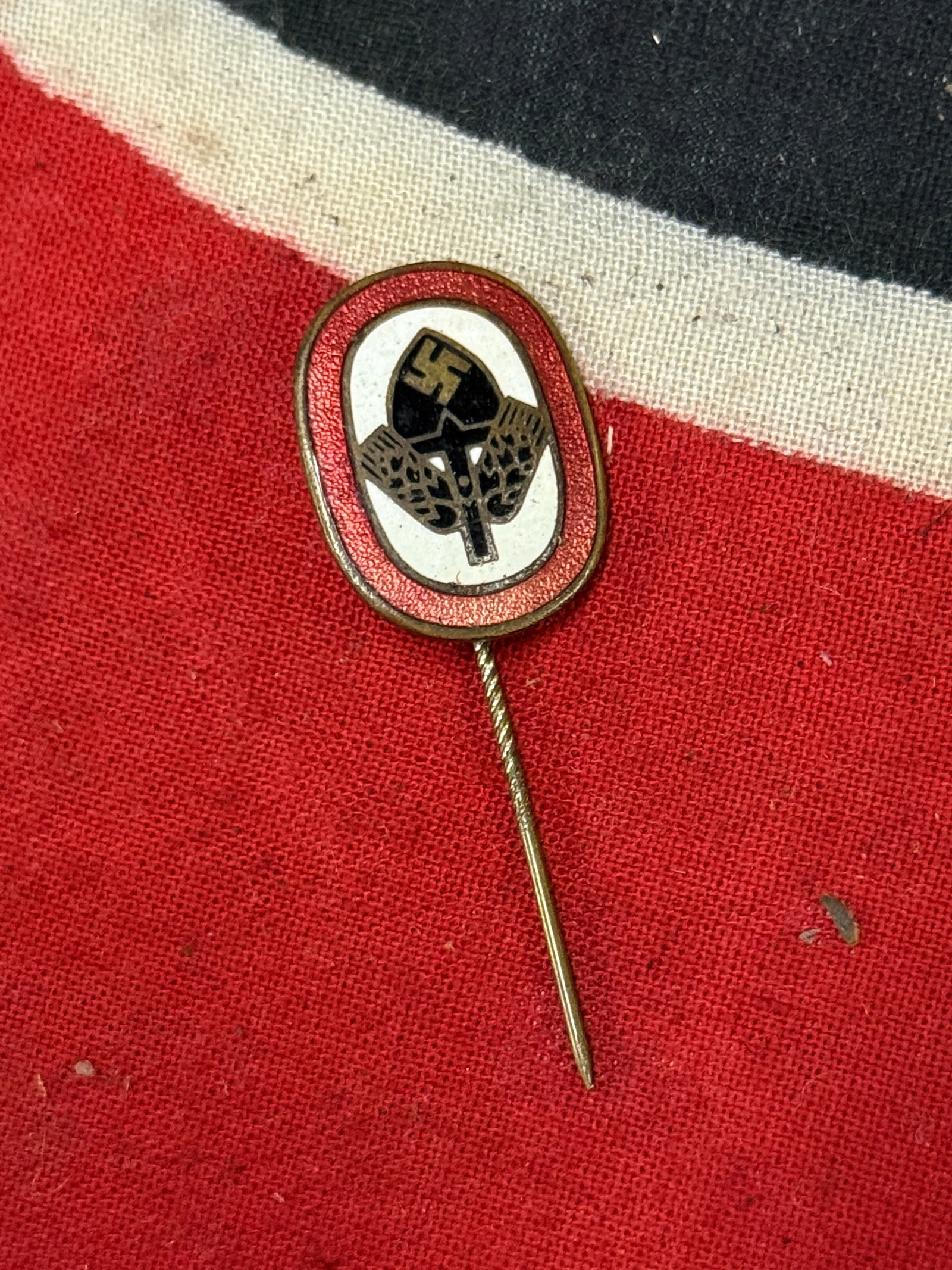 WWII GERMAN RAD MEMBERS COMMEMORATIVE LAPEL PIN: WWII GERMAN RAD MEMBERS COMMEMORATIVE LAPEL PIN. A VERY RARE FIND. SHOWS GOOD WEAR AND USE WITH A BEAUTIFUL OVERALL PATINA. PLEASE VIEW ALL DETAILED PICTURES. A VERY RARE EXAMPLE OF THE TIME PERIOD.