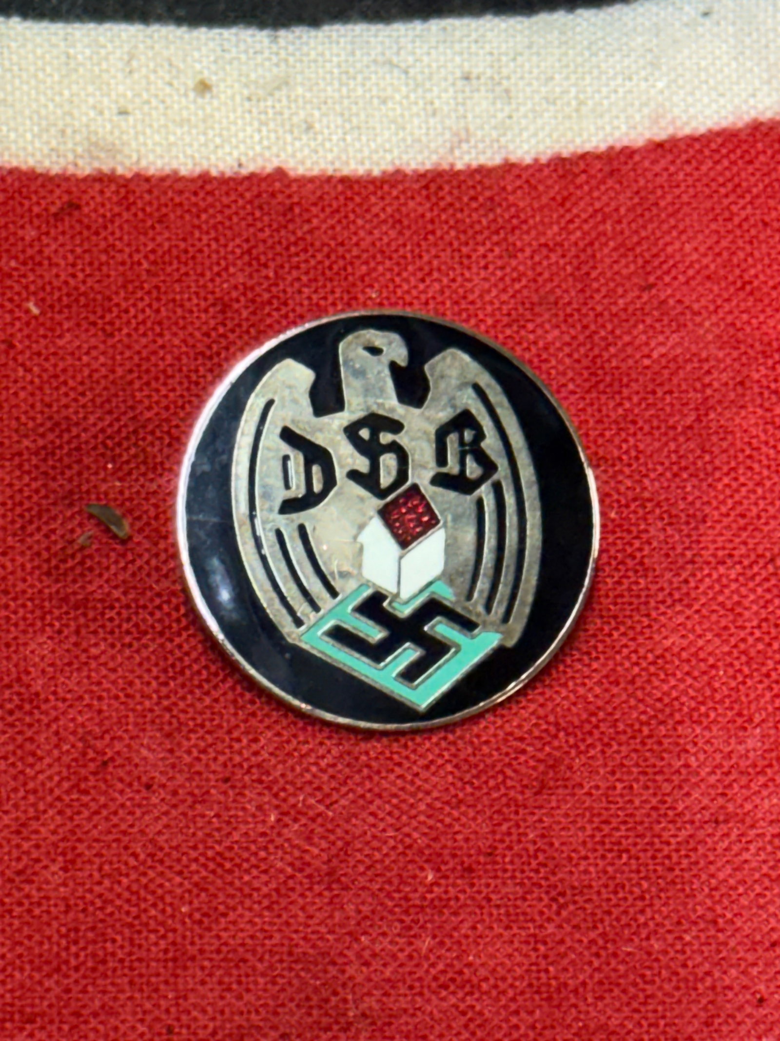 WWII German NSDAP (NAZI PARTY) DSB MEMBERSHIP BADGE BY GES. GESCH. RZM: WWII German NSDAP (NAZI PARTY) DSB MEMBERSHIP BADGE BY GES. GESCH. RZM. A VERY RARE FIND. A third reich period DSB (Deutscher Siedlerbund/German League of Homeowners) membership badge; in silvered bro